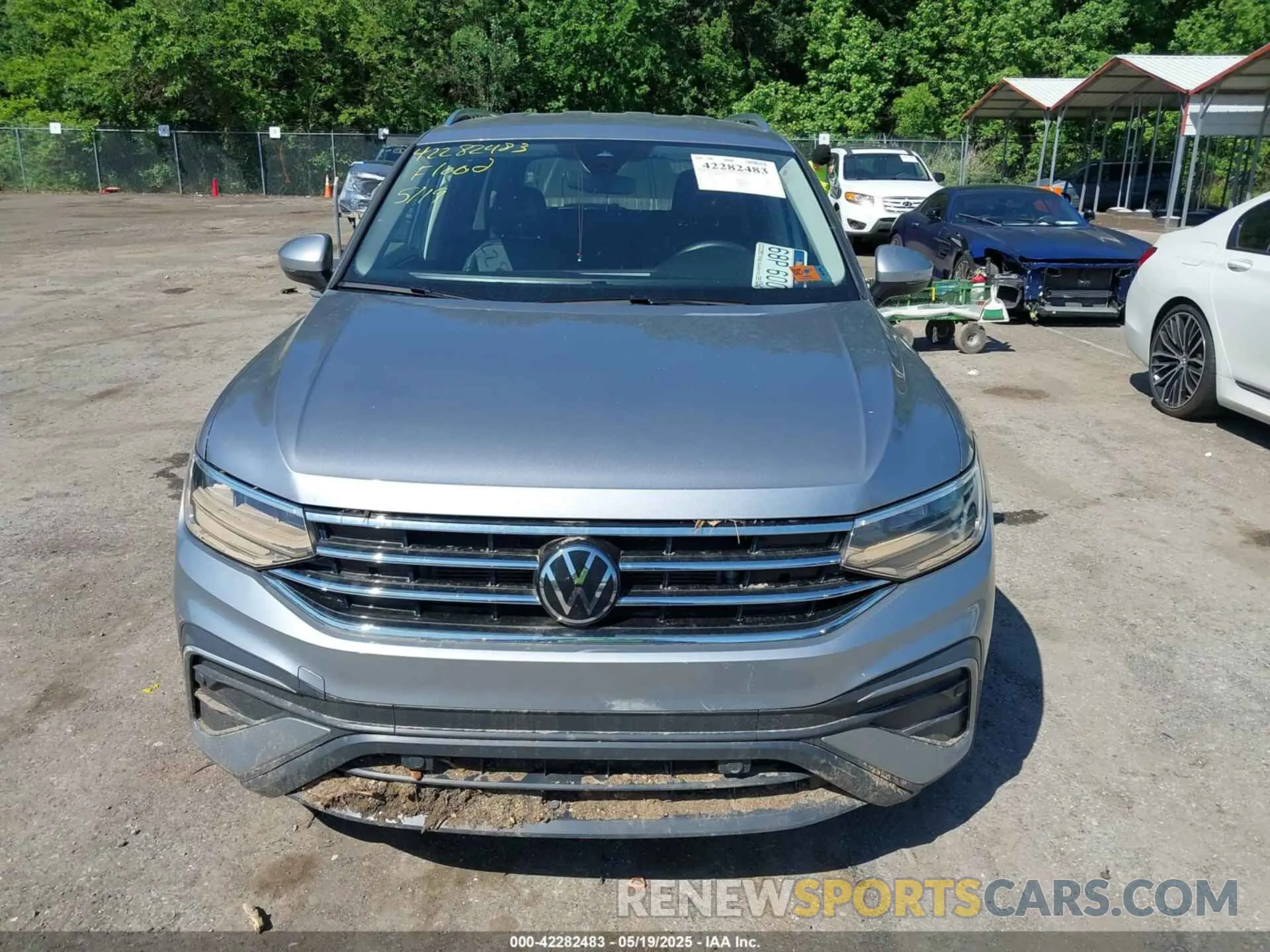 12 Photograph of a damaged car 3VV2B7AX6RM033930 VOLKSWAGEN TIGUAN 2024