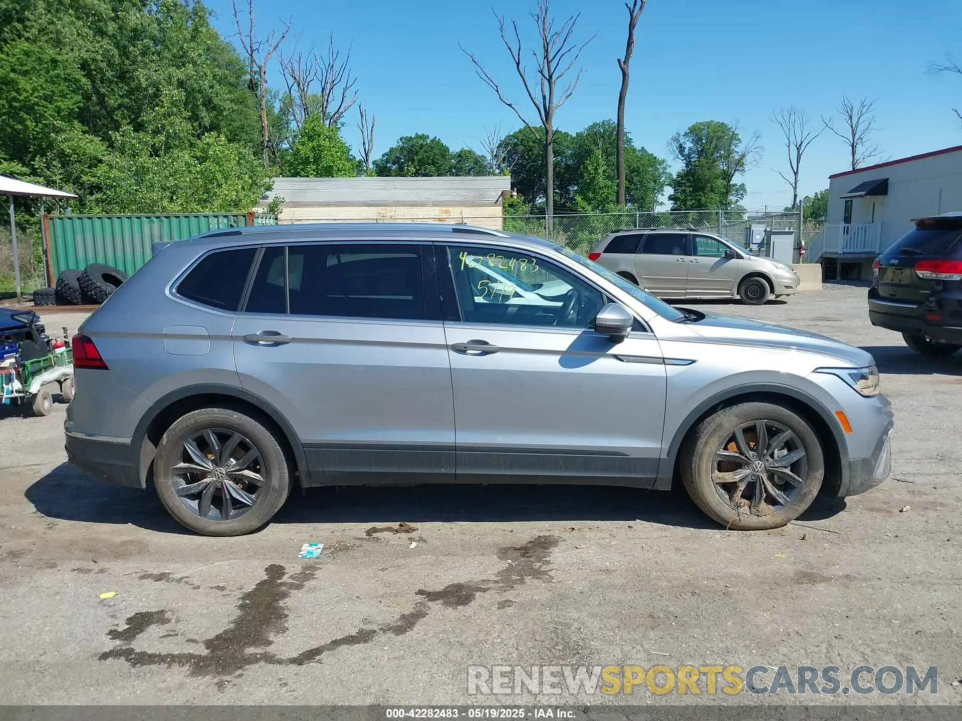 13 Photograph of a damaged car 3VV2B7AX6RM033930 VOLKSWAGEN TIGUAN 2024