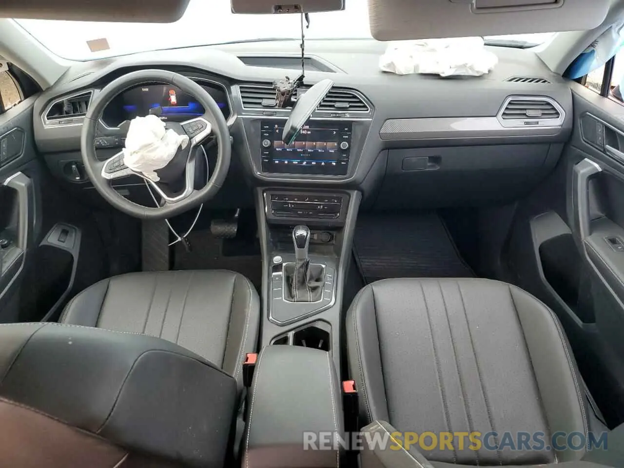 8 Photograph of a damaged car 3VV3B7AX4RM017861 VOLKSWAGEN TIGUAN 2024