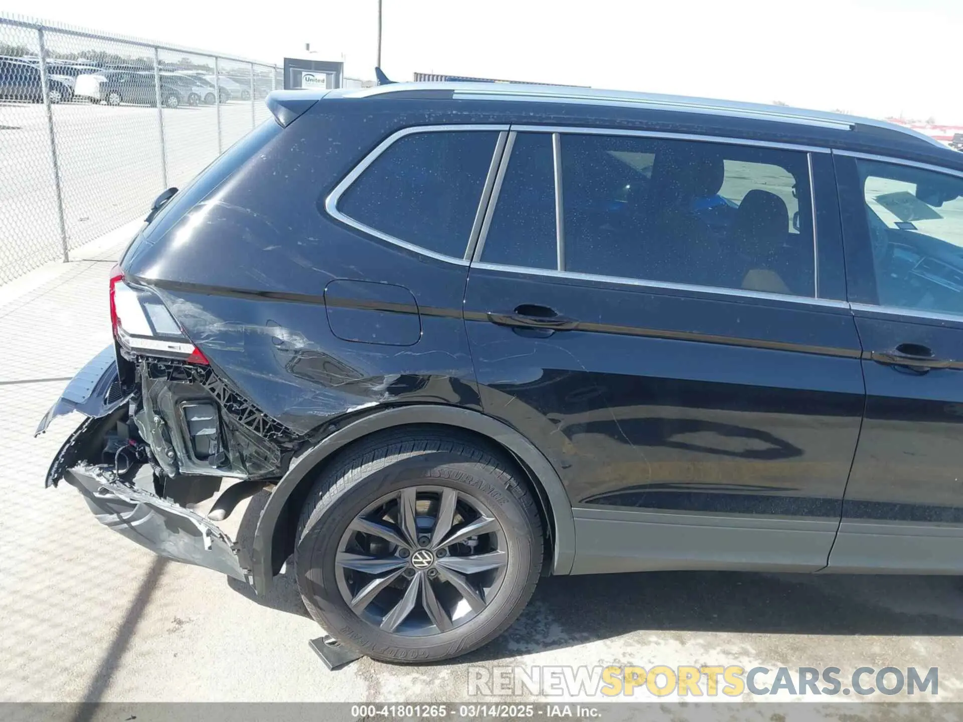 17 Photograph of a damaged car 3VV3B7AX5RM027024 VOLKSWAGEN TIGUAN 2024