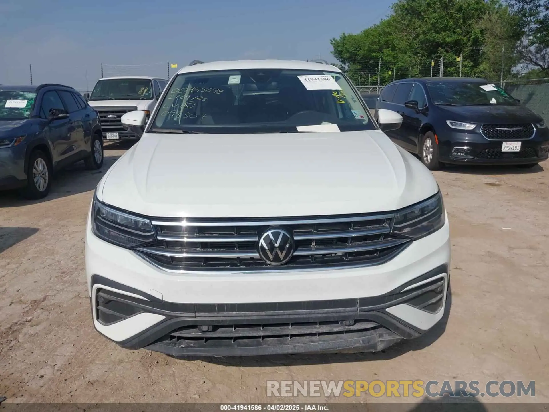 12 Photograph of a damaged car 3VV3B7AX9RM098307 VOLKSWAGEN TIGUAN 2024