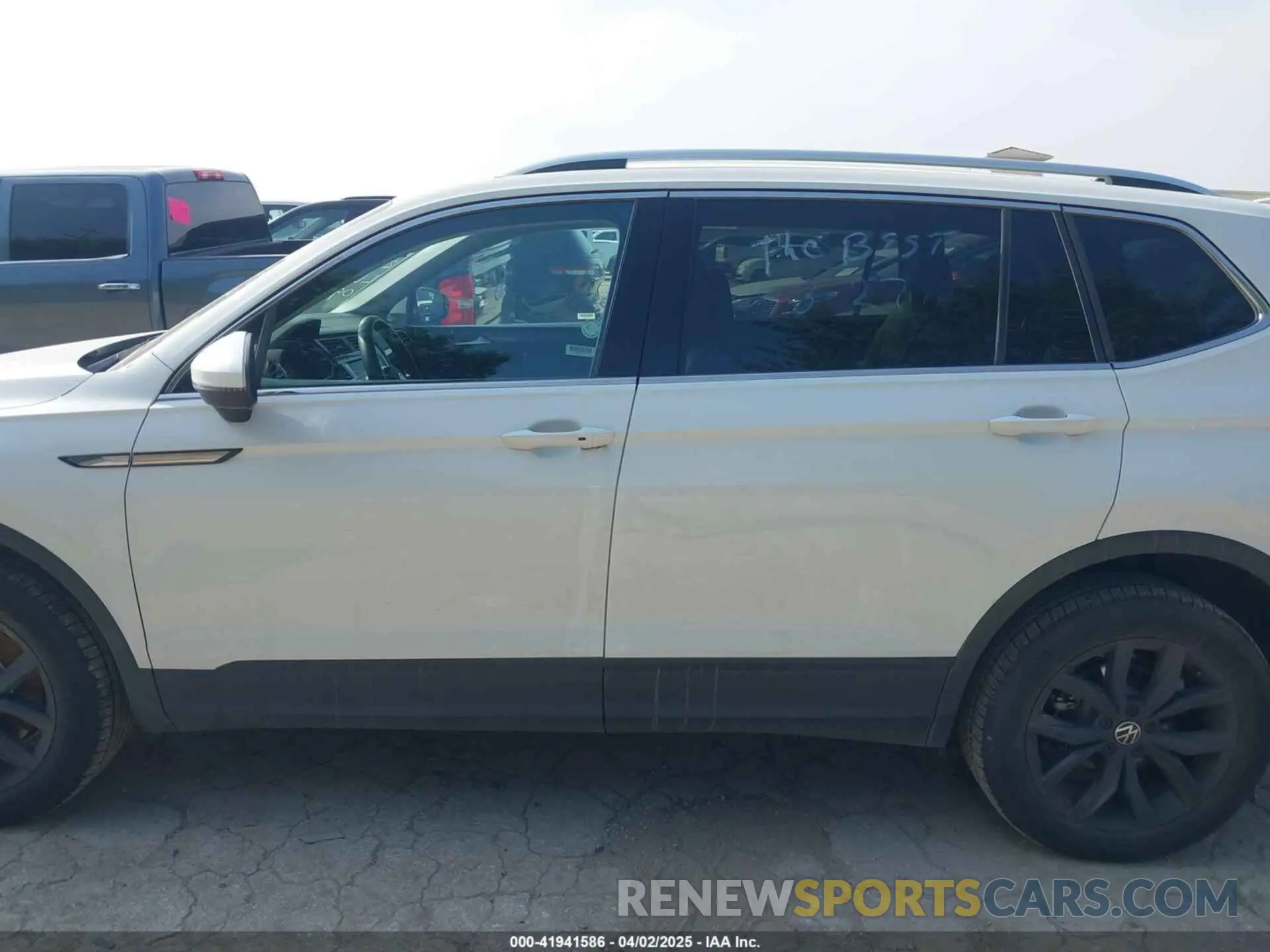 14 Photograph of a damaged car 3VV3B7AX9RM098307 VOLKSWAGEN TIGUAN 2024