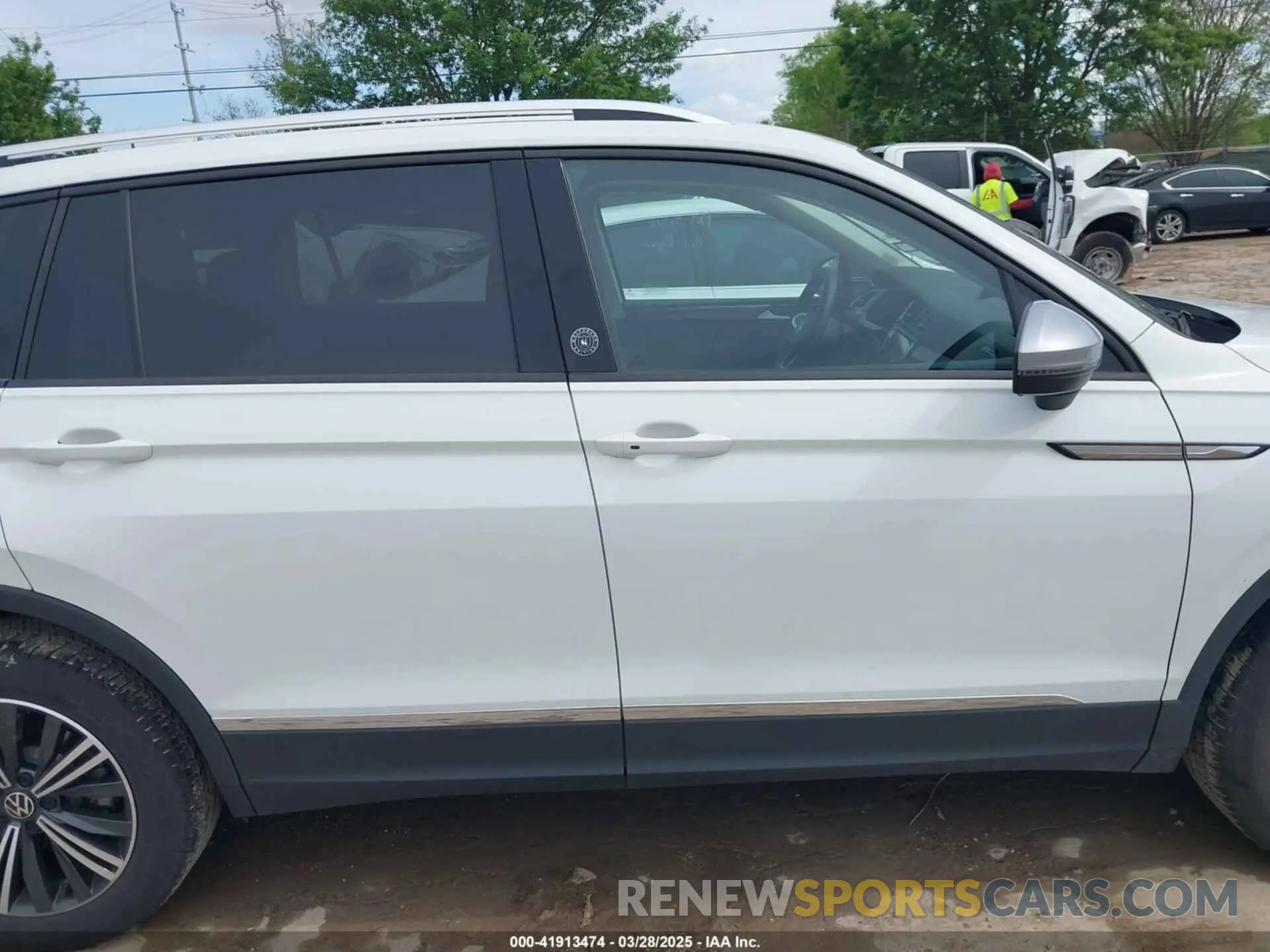 13 Photograph of a damaged car 3VV5B7AX1RM232736 VOLKSWAGEN TIGUAN 2024