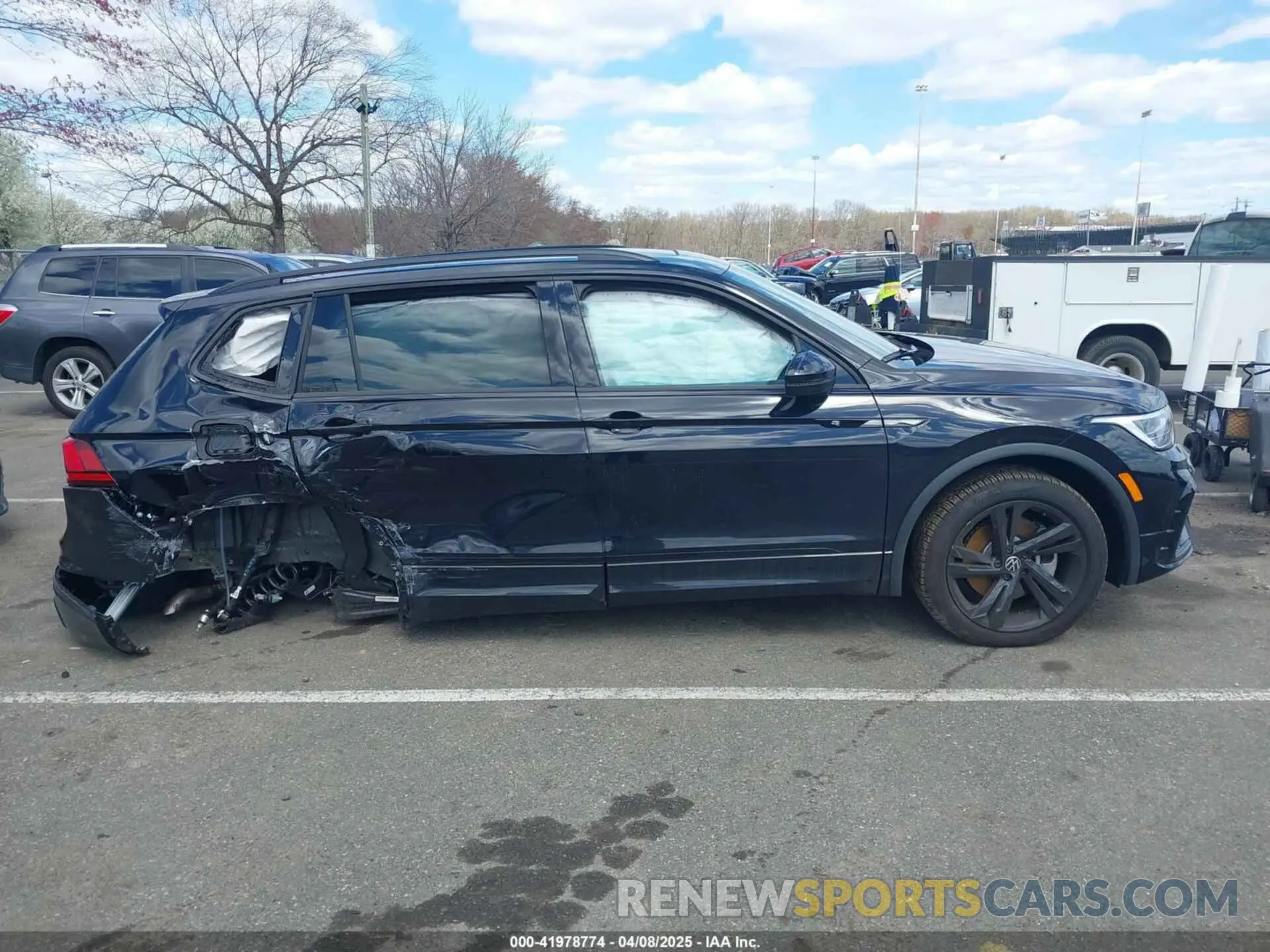 12 Photograph of a damaged car 3VV8B7AX0RM112035 VOLKSWAGEN TIGUAN 2024