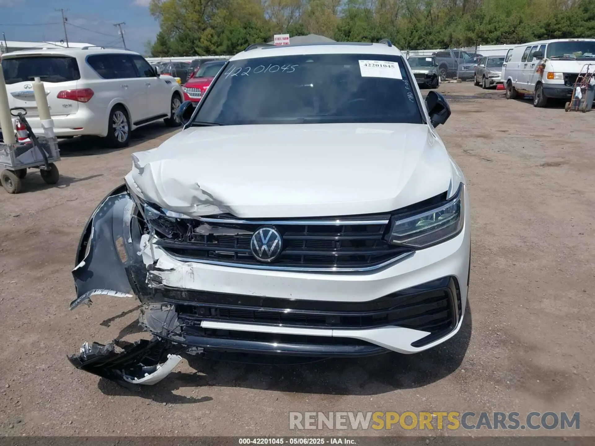 12 Photograph of a damaged car 3VV8B7AX2RM060780 VOLKSWAGEN TIGUAN 2024