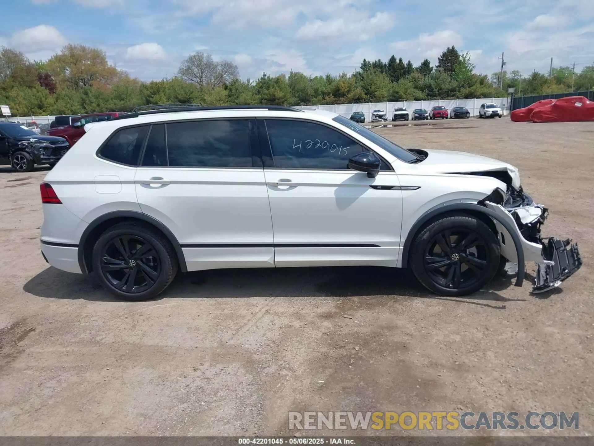 13 Photograph of a damaged car 3VV8B7AX2RM060780 VOLKSWAGEN TIGUAN 2024