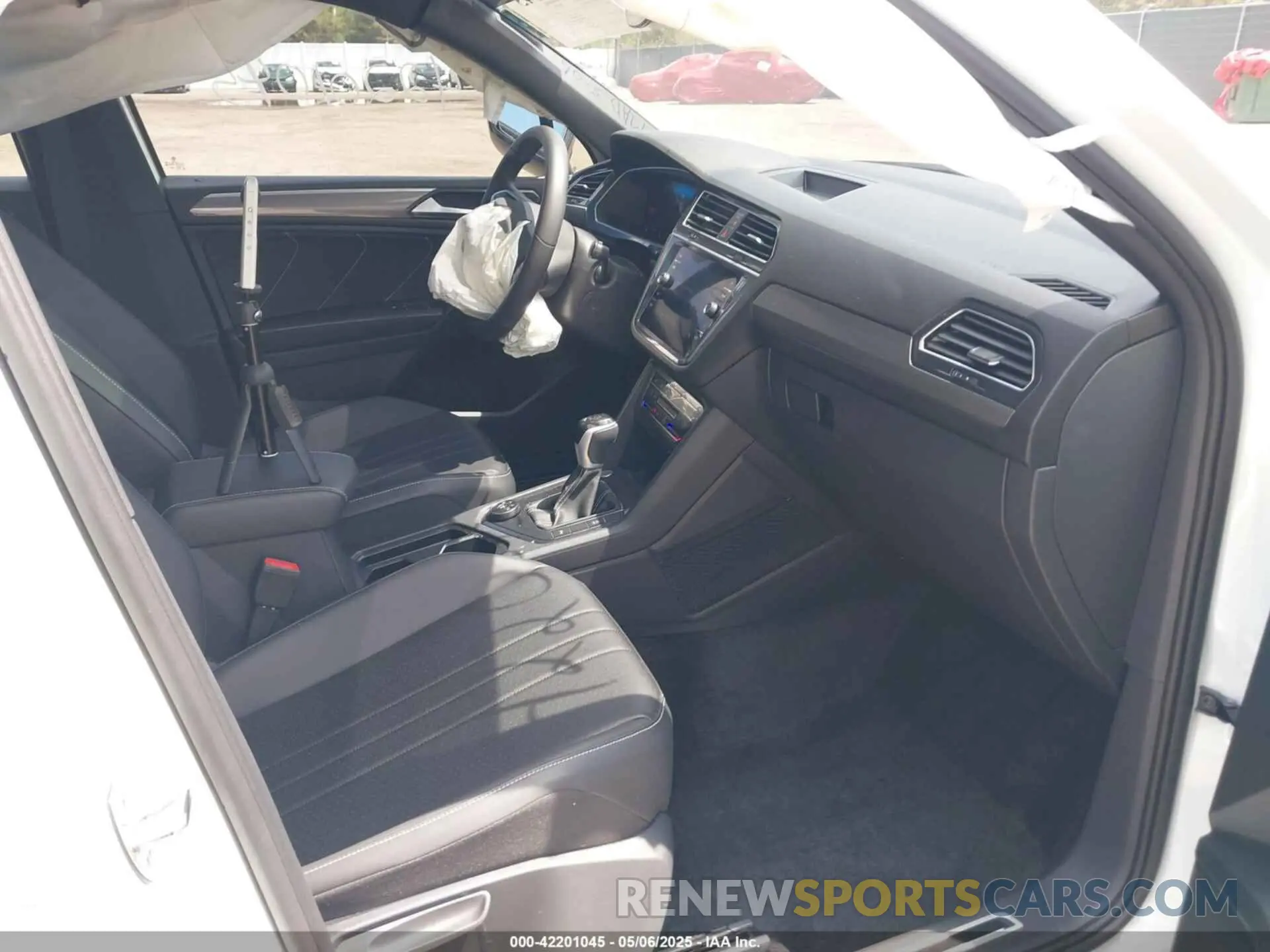 5 Photograph of a damaged car 3VV8B7AX2RM060780 VOLKSWAGEN TIGUAN 2024
