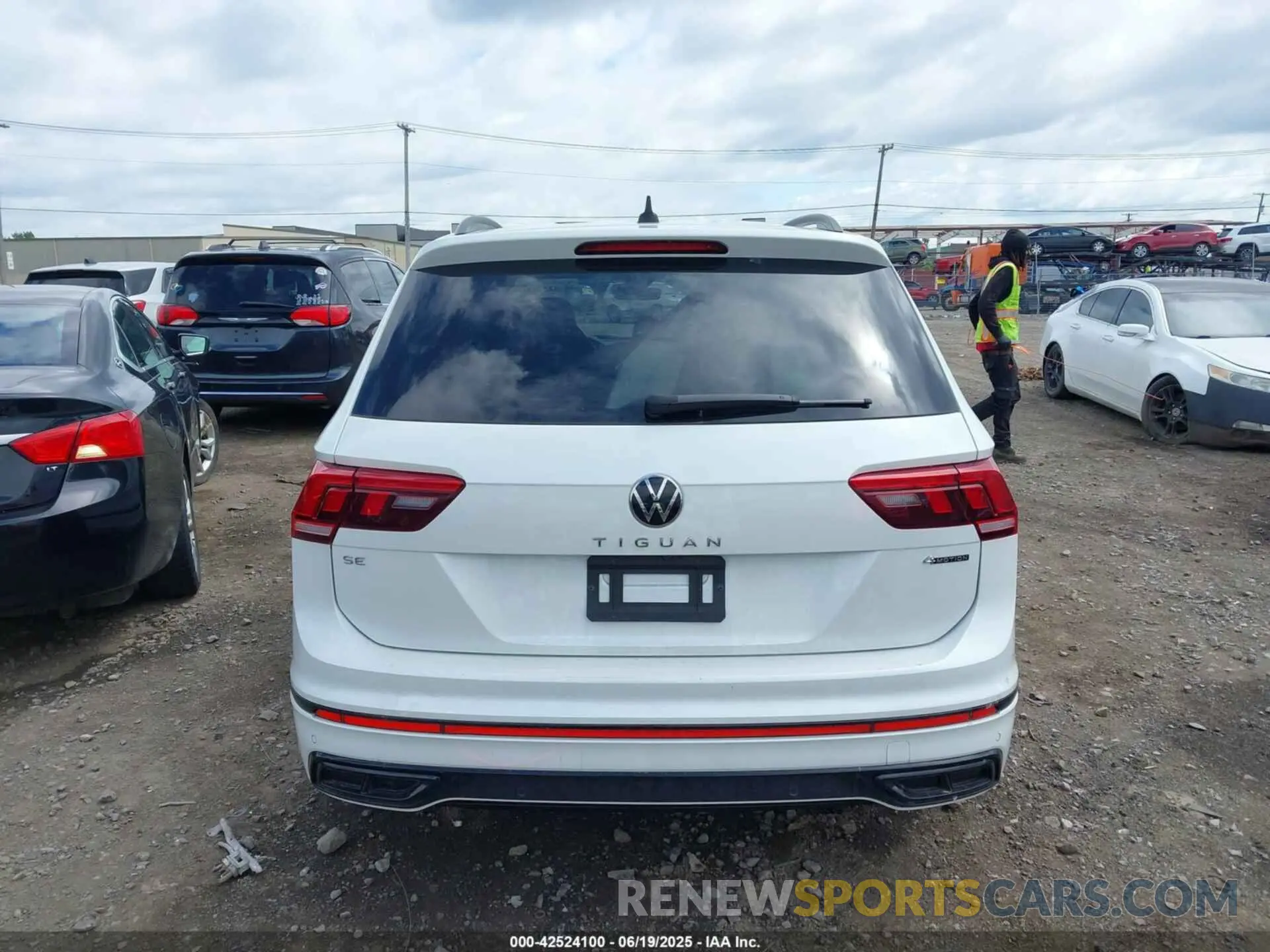 17 Photograph of a damaged car 3VV8B7AX3RM111526 VOLKSWAGEN TIGUAN 2024