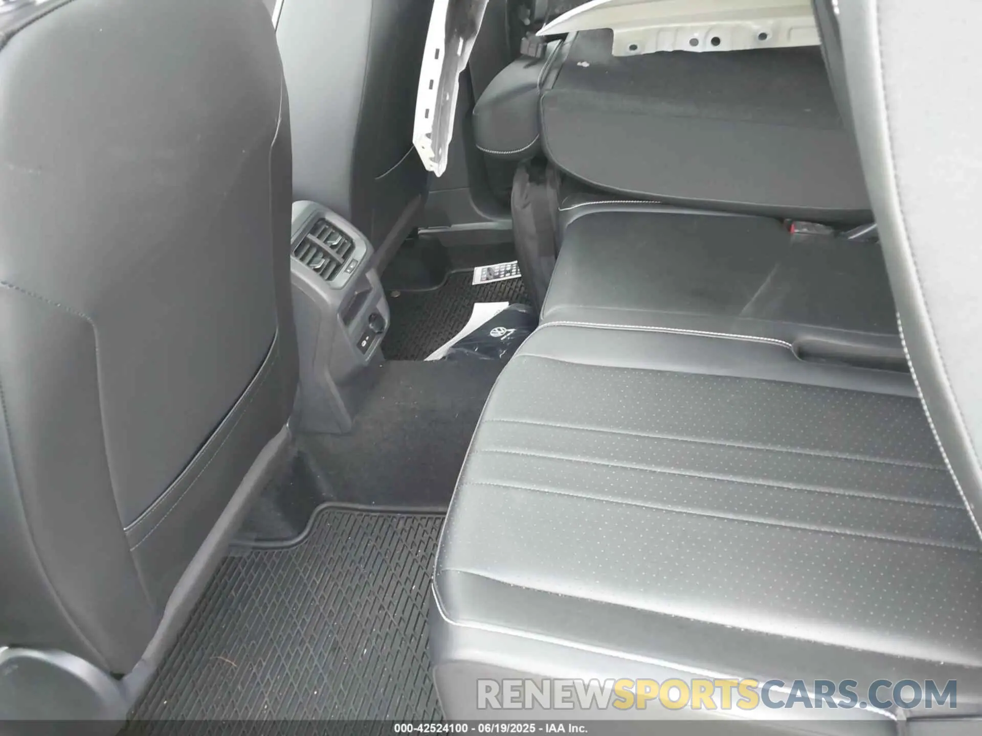 8 Photograph of a damaged car 3VV8B7AX3RM111526 VOLKSWAGEN TIGUAN 2024