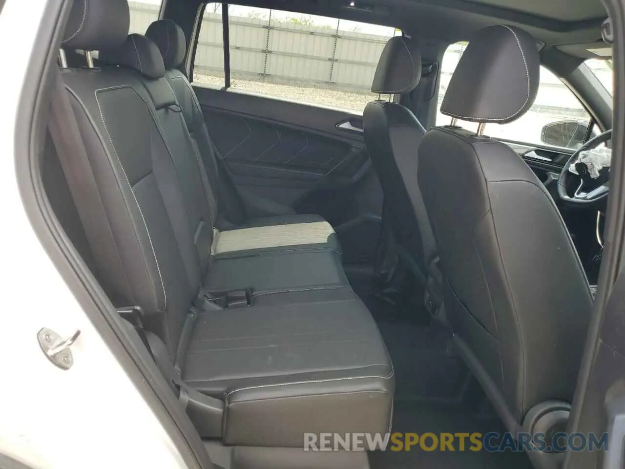10 Photograph of a damaged car 3VV8B7AX4RM017767 VOLKSWAGEN TIGUAN 2024