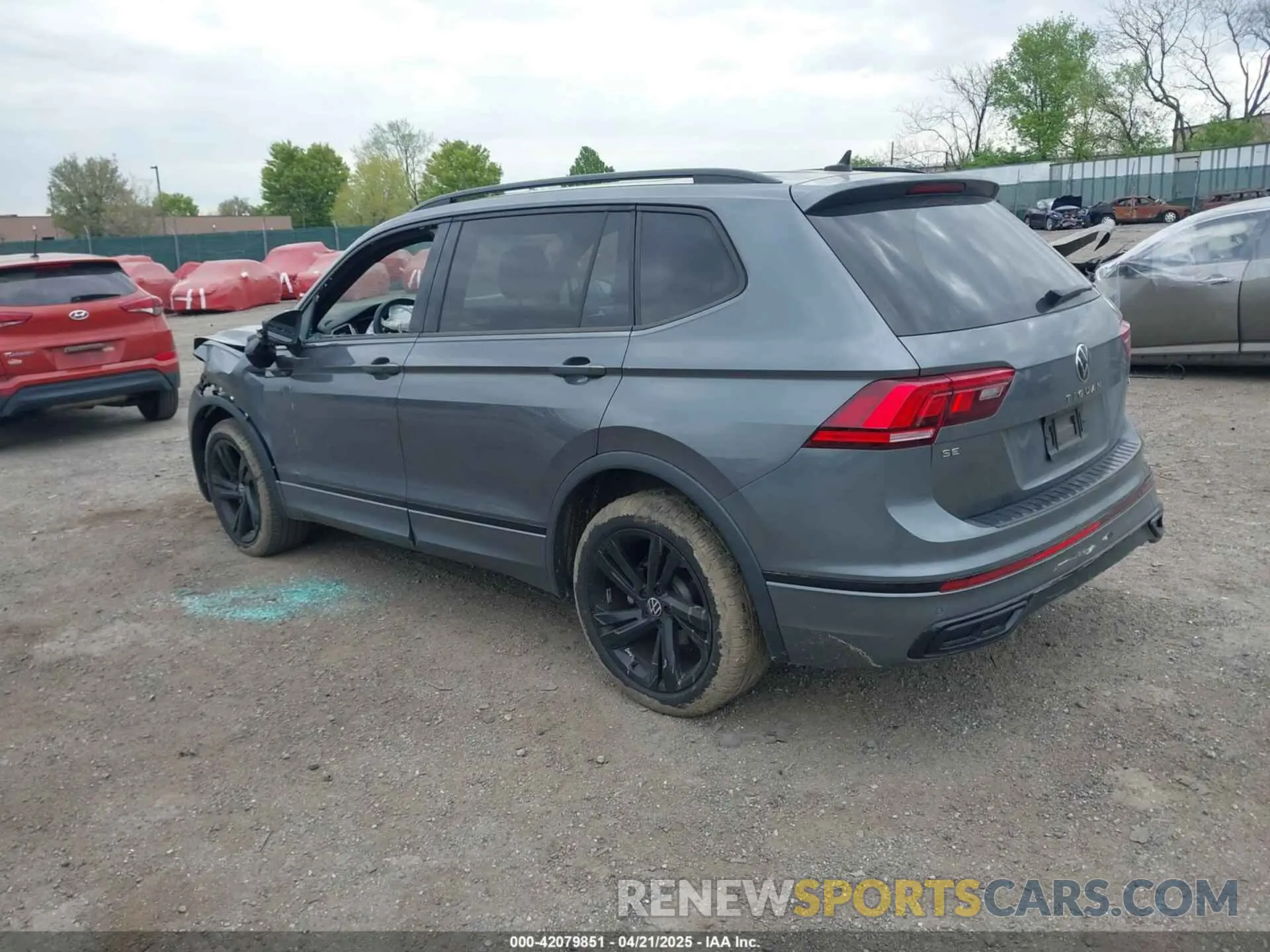3 Photograph of a damaged car 3VV8B7AX7RM081396 VOLKSWAGEN TIGUAN 2024