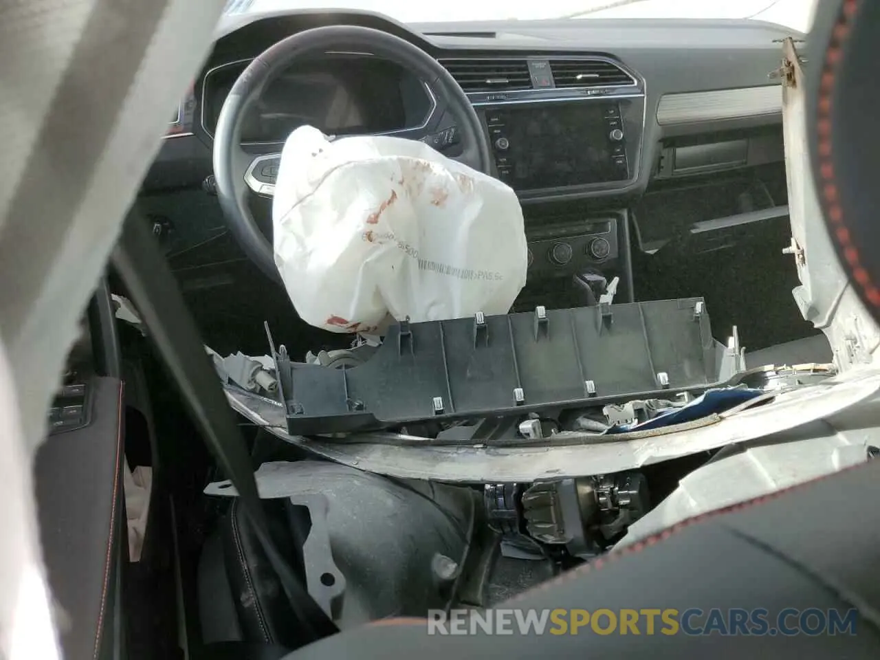 8 Photograph of a damaged car 3VVAB7AX9RM220316 VOLKSWAGEN TIGUAN 2024