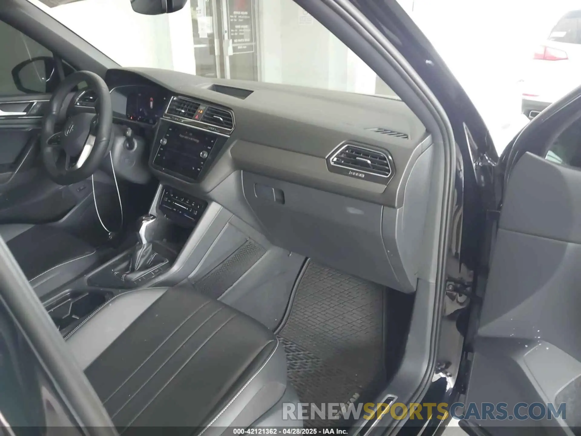 5 Photograph of a damaged car 3VVCB7AX4RM106944 VOLKSWAGEN TIGUAN 2024