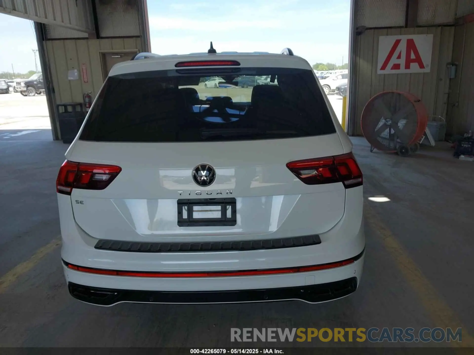 16 Photograph of a damaged car 3VVCB7AX4RM108239 VOLKSWAGEN TIGUAN 2024