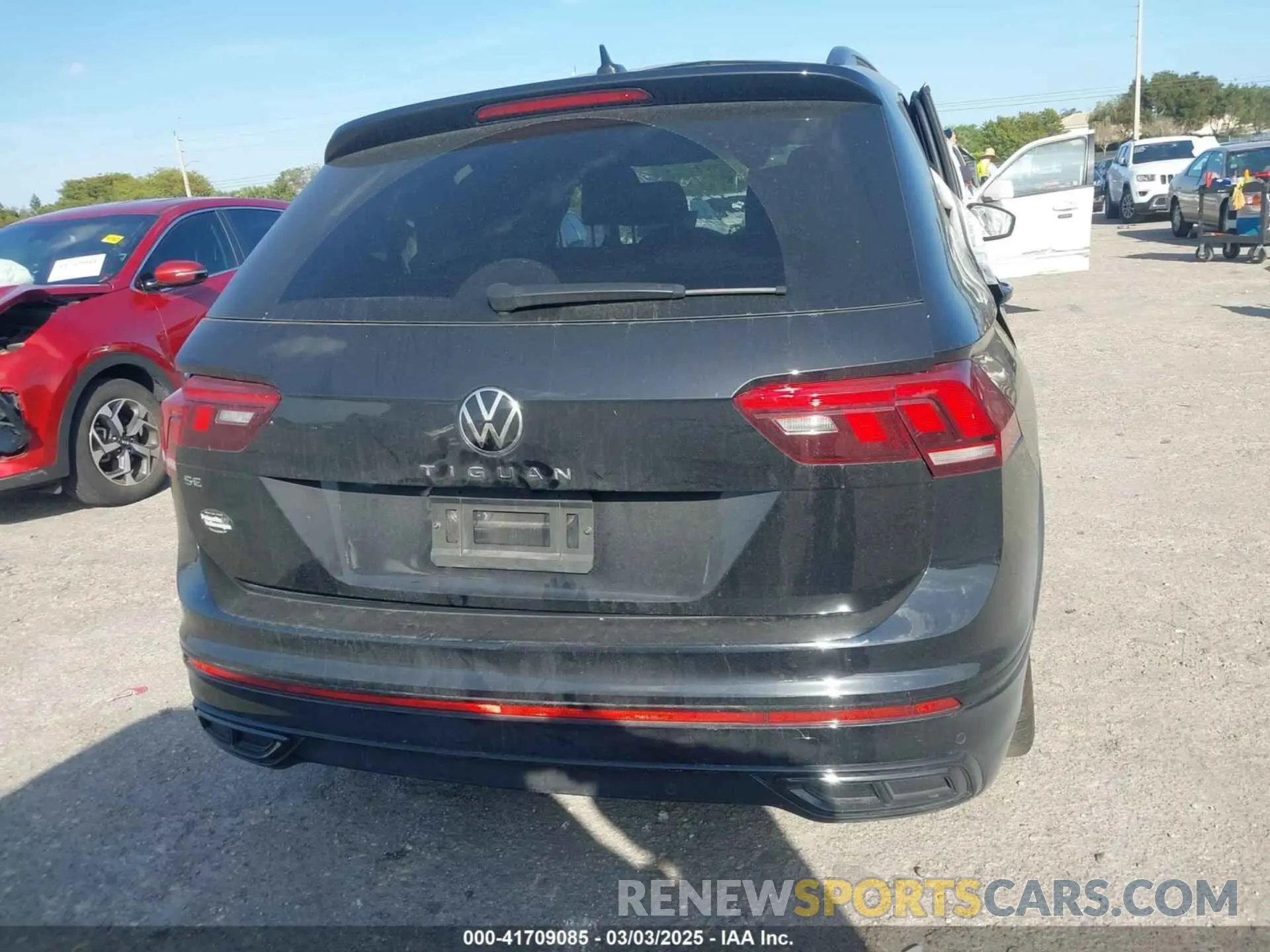17 Photograph of a damaged car 3VVCB7AX7RM036985 VOLKSWAGEN TIGUAN 2024