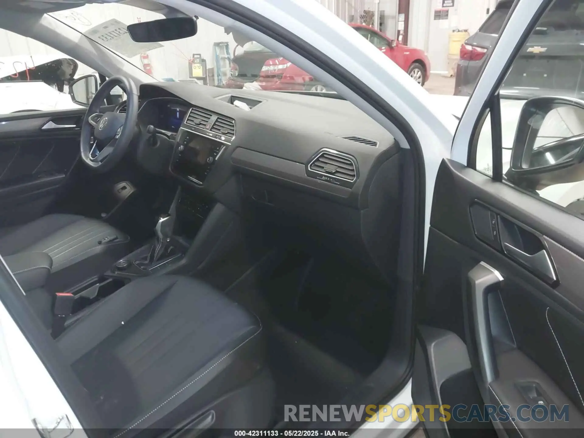 5 Photograph of a damaged car 3VVMB7AX6RM135219 VOLKSWAGEN TIGUAN 2024