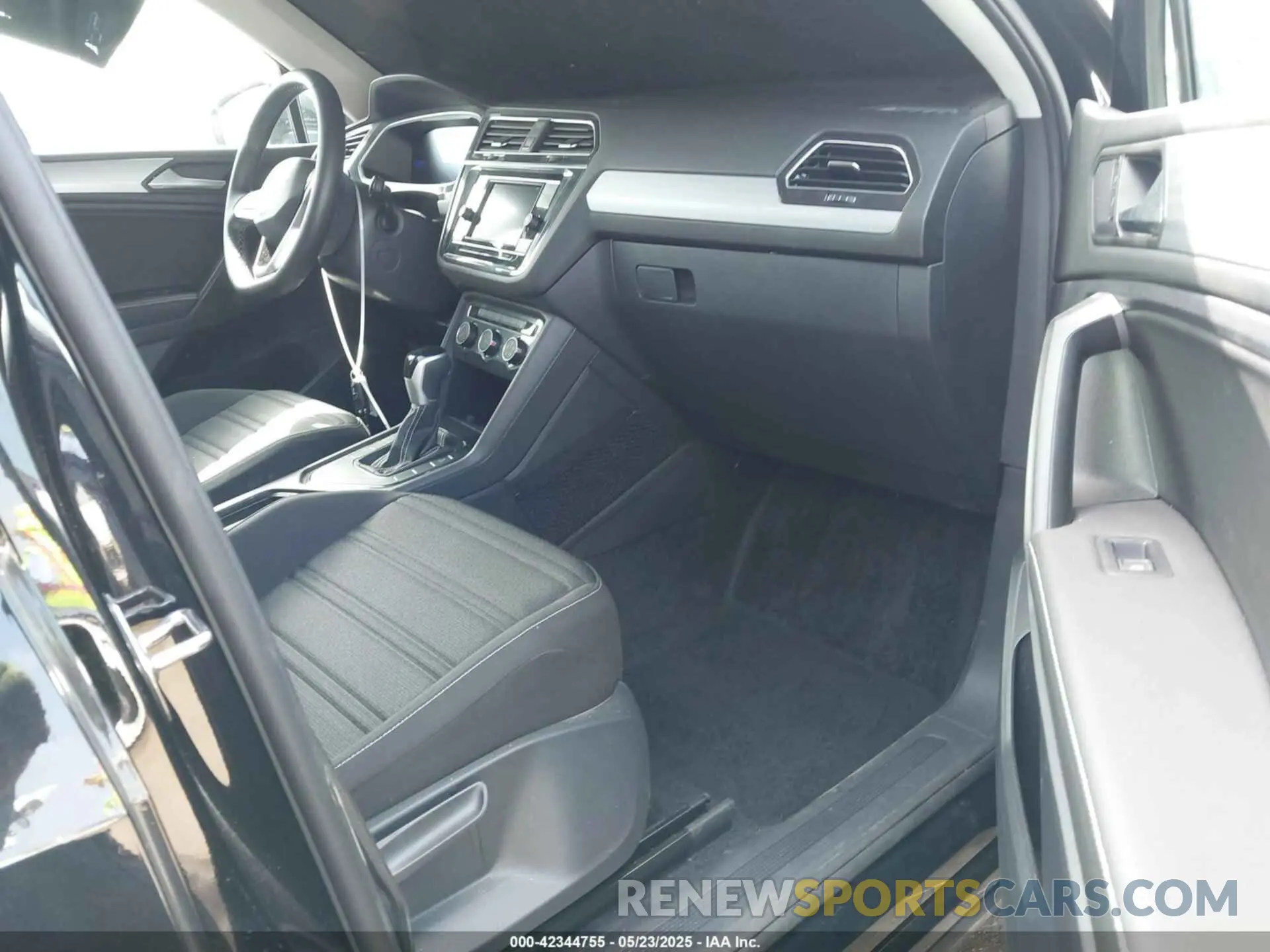 5 Photograph of a damaged car 3VVRB7AX0RM055422 VOLKSWAGEN TIGUAN 2024