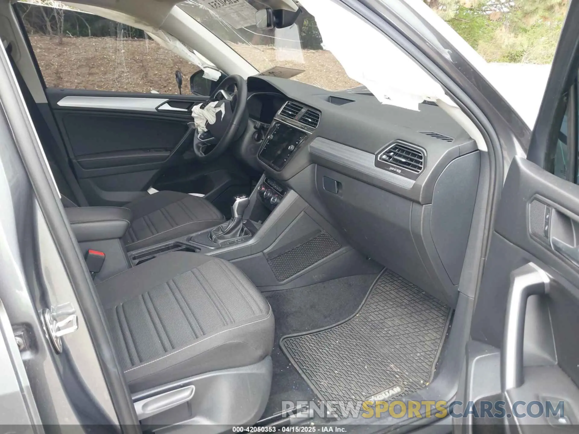 5 Photograph of a damaged car 3VVRB7AX0RM100410 VOLKSWAGEN TIGUAN 2024