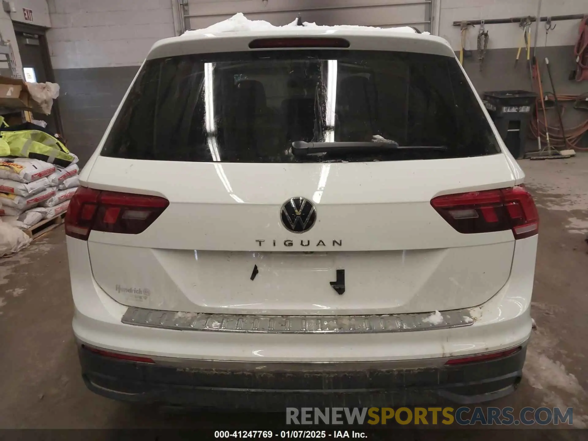 17 Photograph of a damaged car 3VVRB7AX1RM050617 VOLKSWAGEN TIGUAN 2024