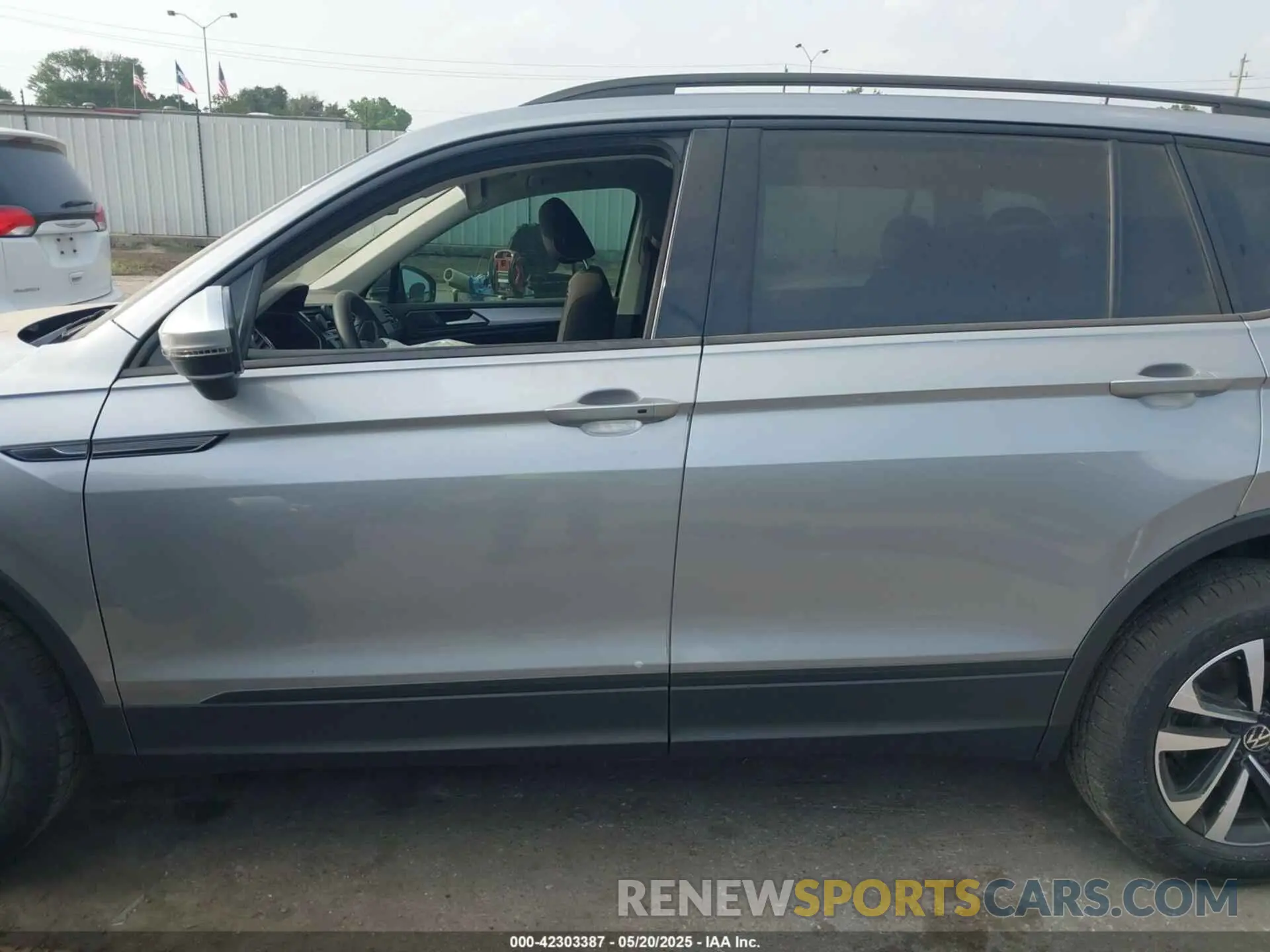 14 Photograph of a damaged car 3VVRB7AX2RM185718 VOLKSWAGEN TIGUAN 2024