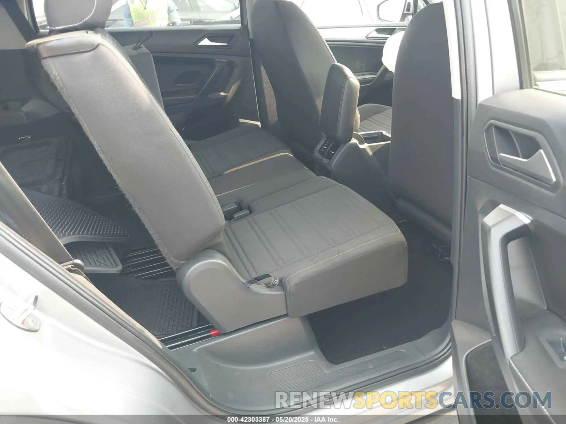 8 Photograph of a damaged car 3VVRB7AX2RM185718 VOLKSWAGEN TIGUAN 2024