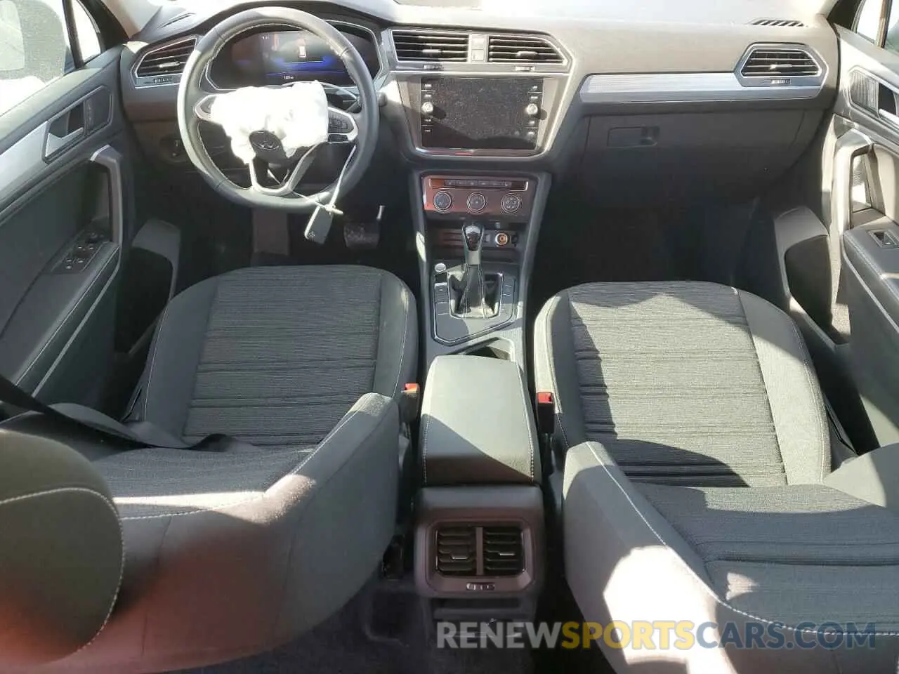 8 Photograph of a damaged car 3VVRB7AX7RM132156 VOLKSWAGEN TIGUAN 2024