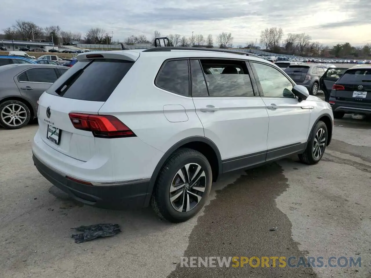 3 Photograph of a damaged car 3VVRB7AX8RM189529 VOLKSWAGEN TIGUAN 2024