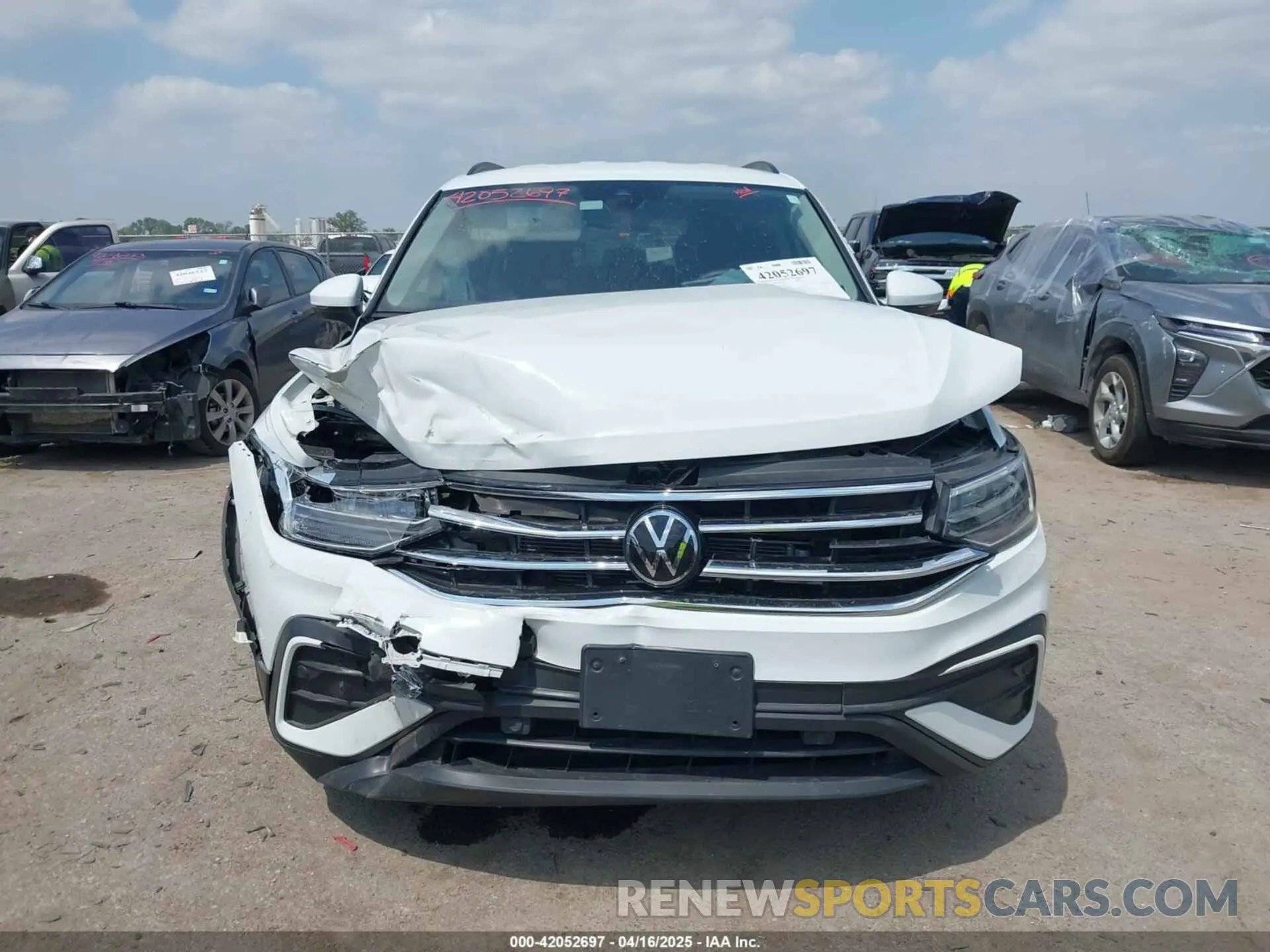 12 Photograph of a damaged car 3VVRB7AXXRM105923 VOLKSWAGEN TIGUAN 2024