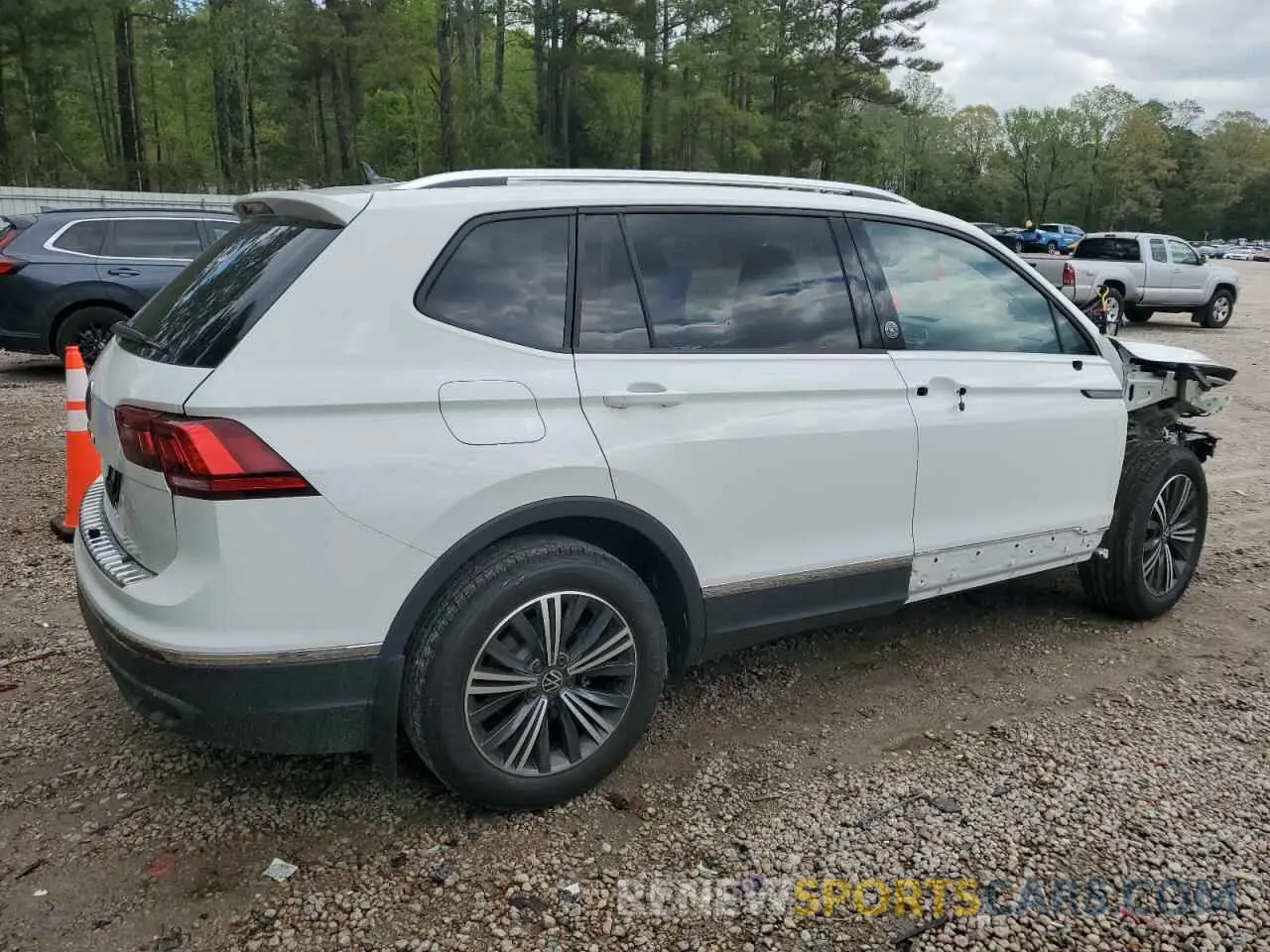 3 Photograph of a damaged car 3VVTB7AX3RM233619 VOLKSWAGEN TIGUAN 2024