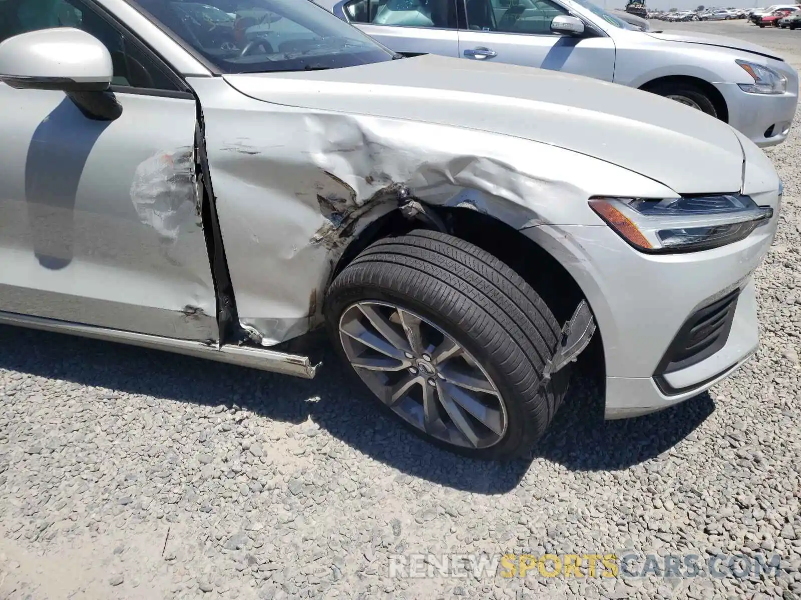 9 Photograph of a damaged car 7JR102FK0KG015280 VOLVO S60 2019