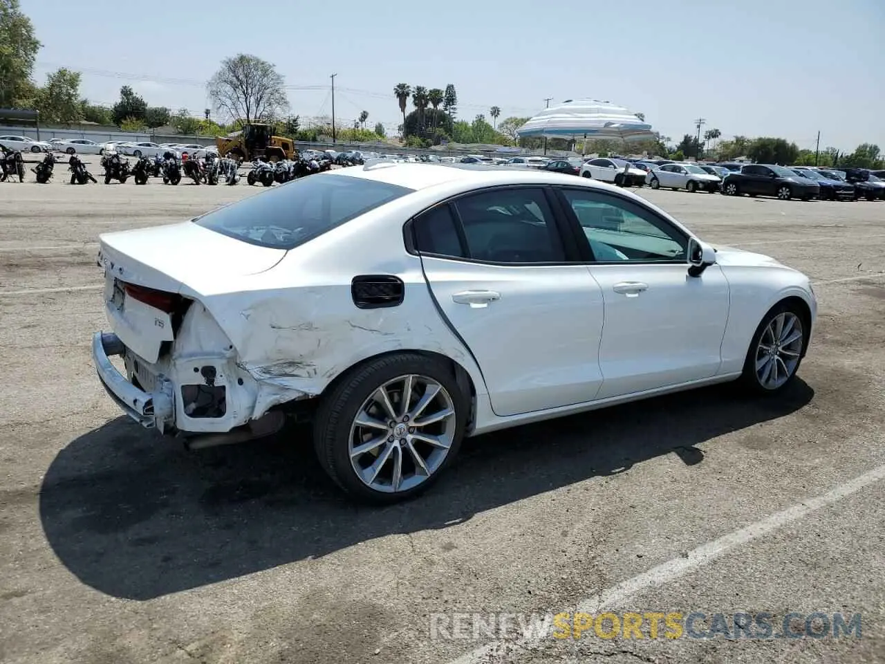 3 Photograph of a damaged car 7JR102FK2KG015698 VOLVO S60 2019
