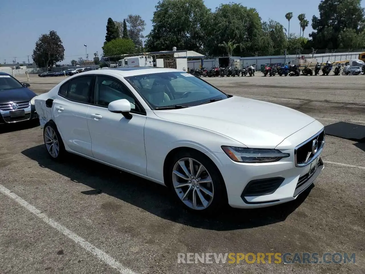 4 Photograph of a damaged car 7JR102FK2KG015698 VOLVO S60 2019