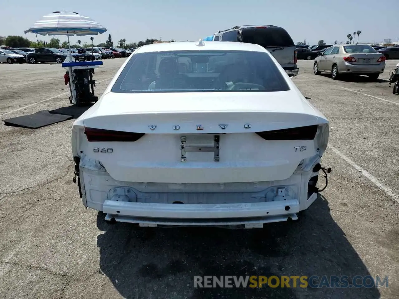6 Photograph of a damaged car 7JR102FK2KG015698 VOLVO S60 2019