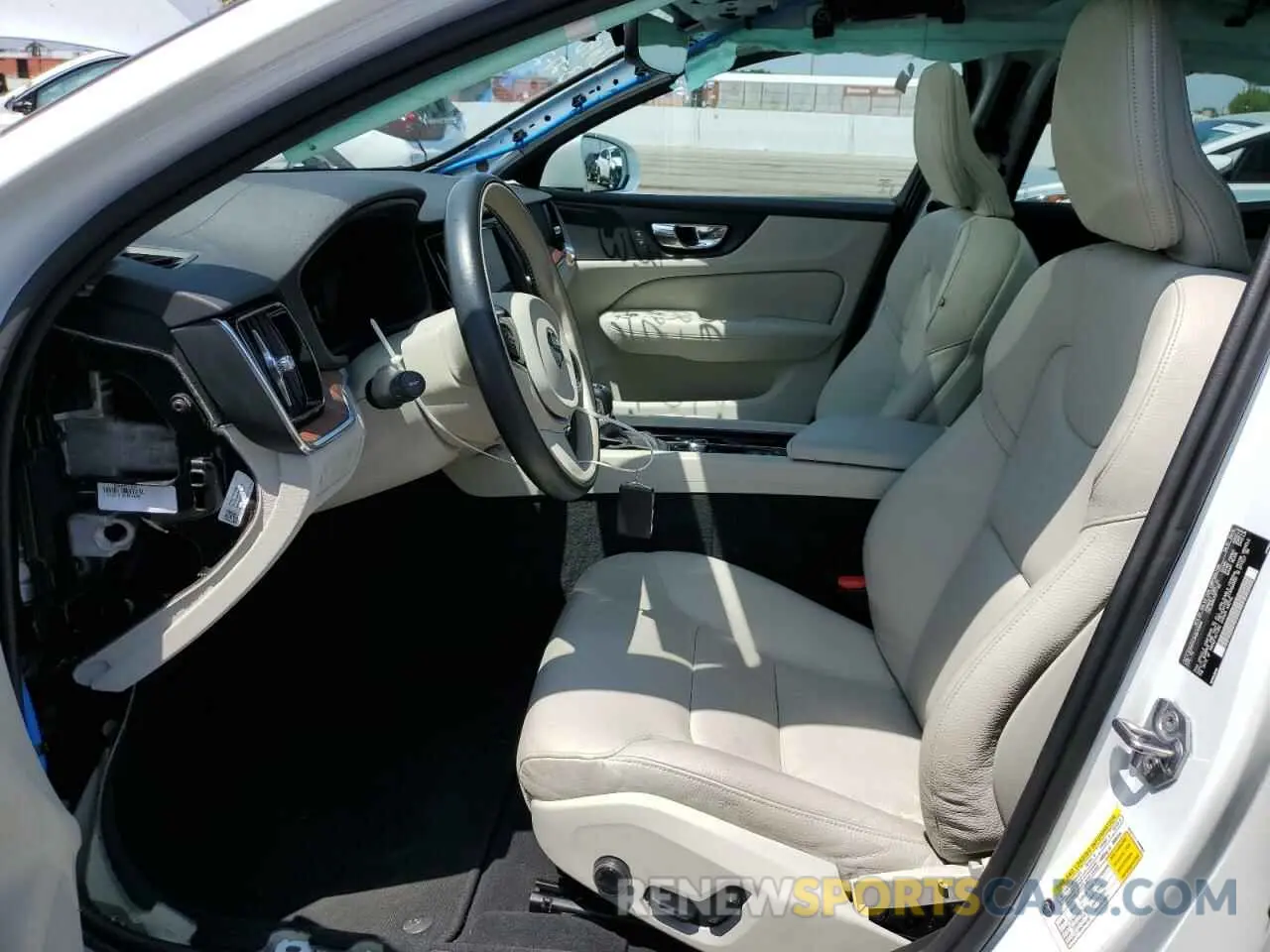 7 Photograph of a damaged car 7JR102FK2KG015698 VOLVO S60 2019