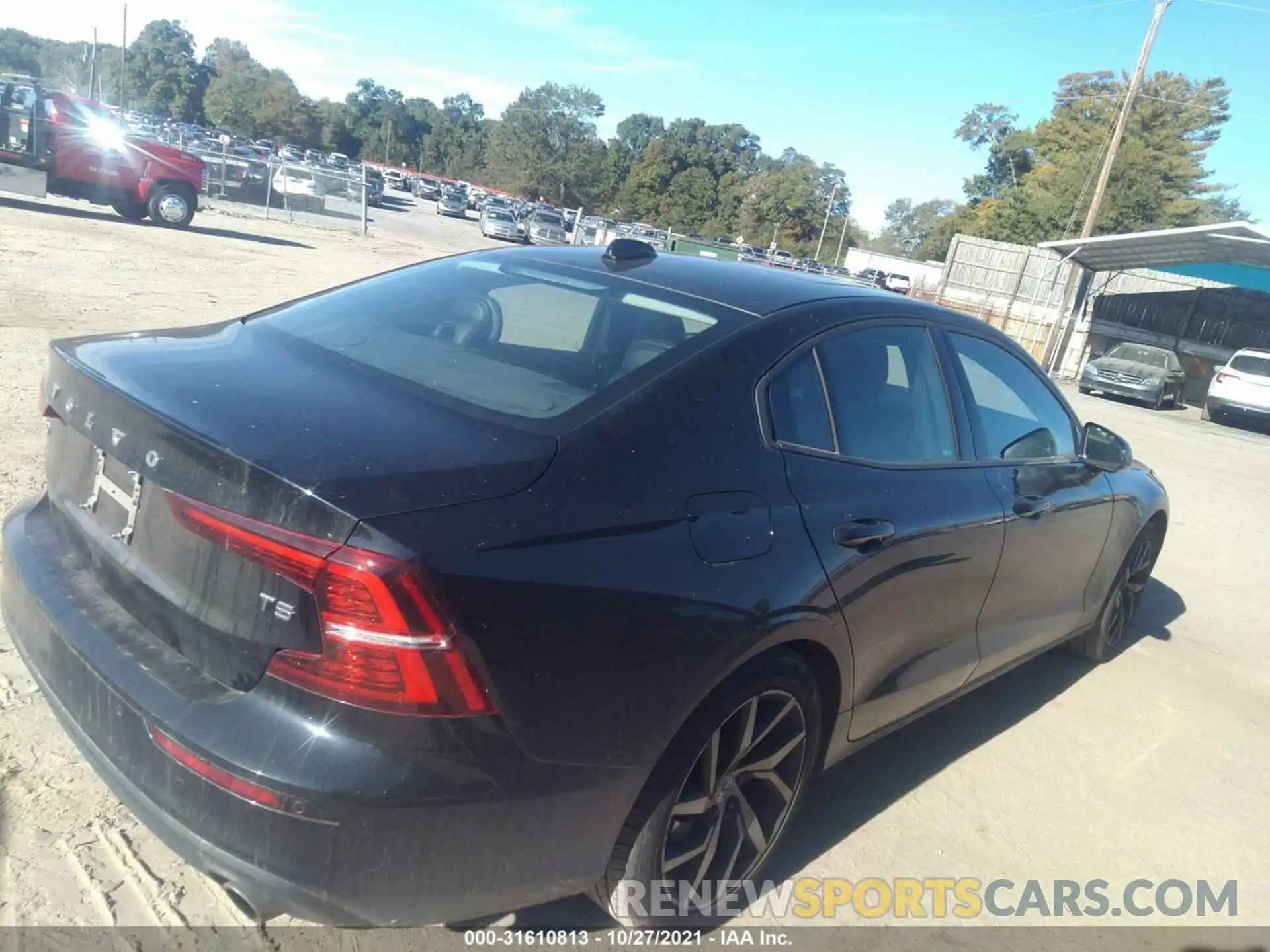 4 Photograph of a damaged car 7JR102FK3KG013569 VOLVO S60 2019