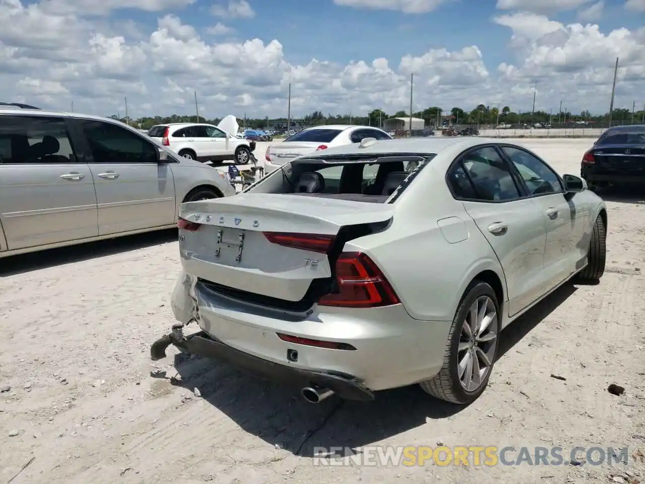 4 Photograph of a damaged car 7JR102FK3KG015886 VOLVO S60 2019