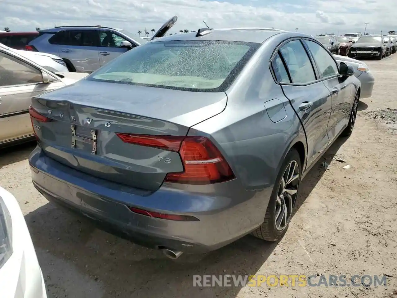 4 Photograph of a damaged car 7JR102FK4KG002001 VOLVO S60 2019