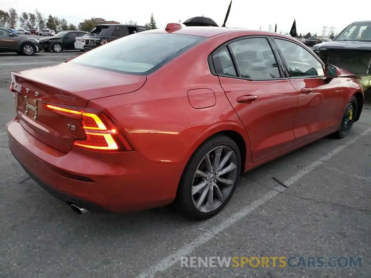 3 Photograph of a damaged car 7JR102FK5KG001729 VOLVO S60 2019