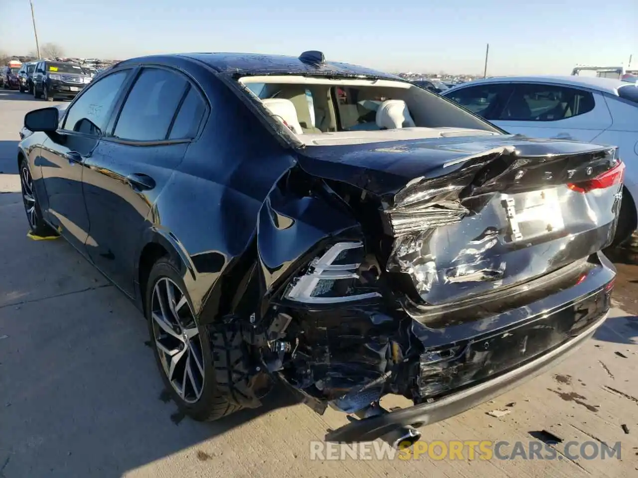 3 Photograph of a damaged car 7JR102FK5KG004923 VOLVO S60 2019