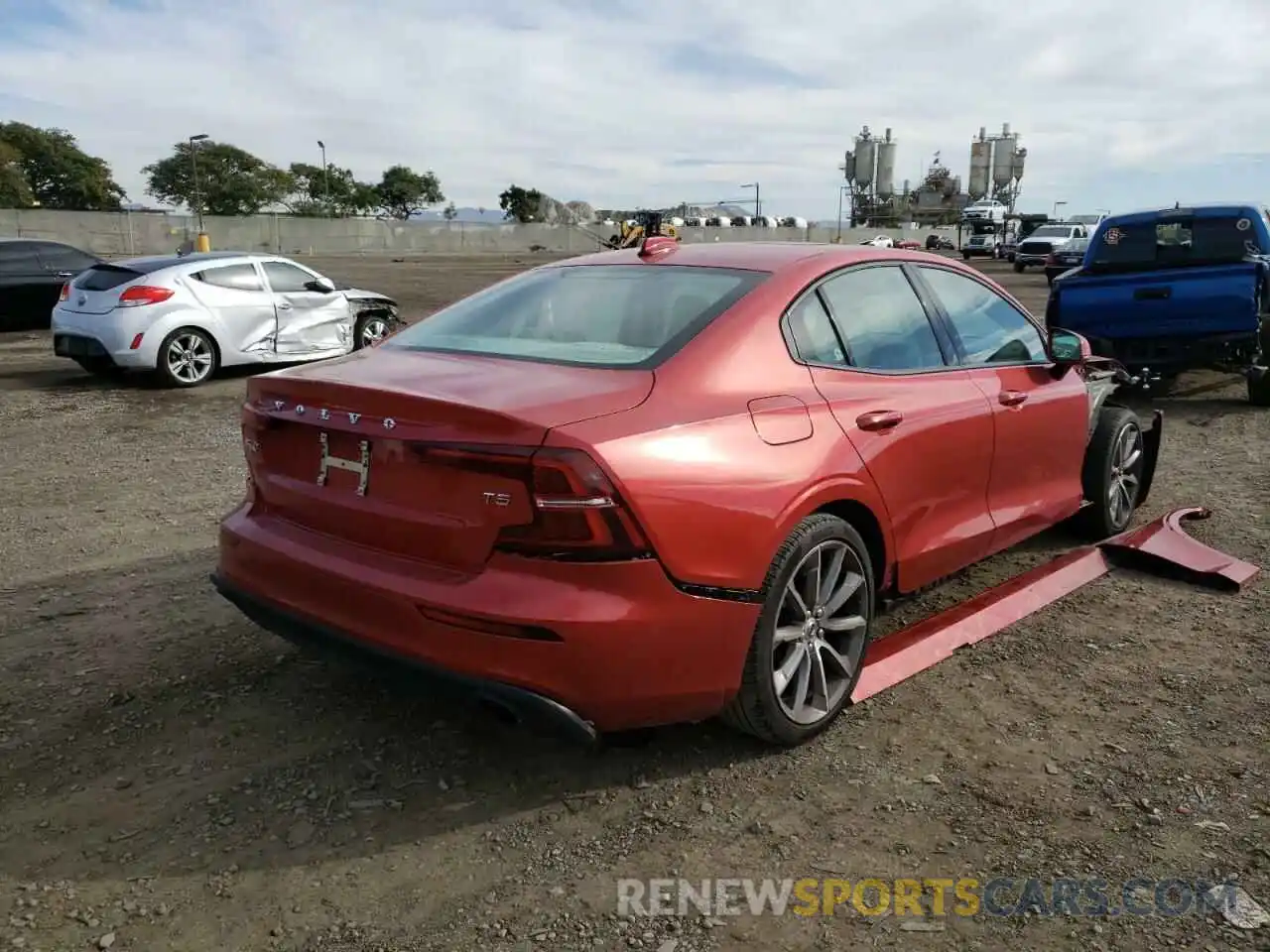 4 Photograph of a damaged car 7JR102FK6KG004087 VOLVO S60 2019