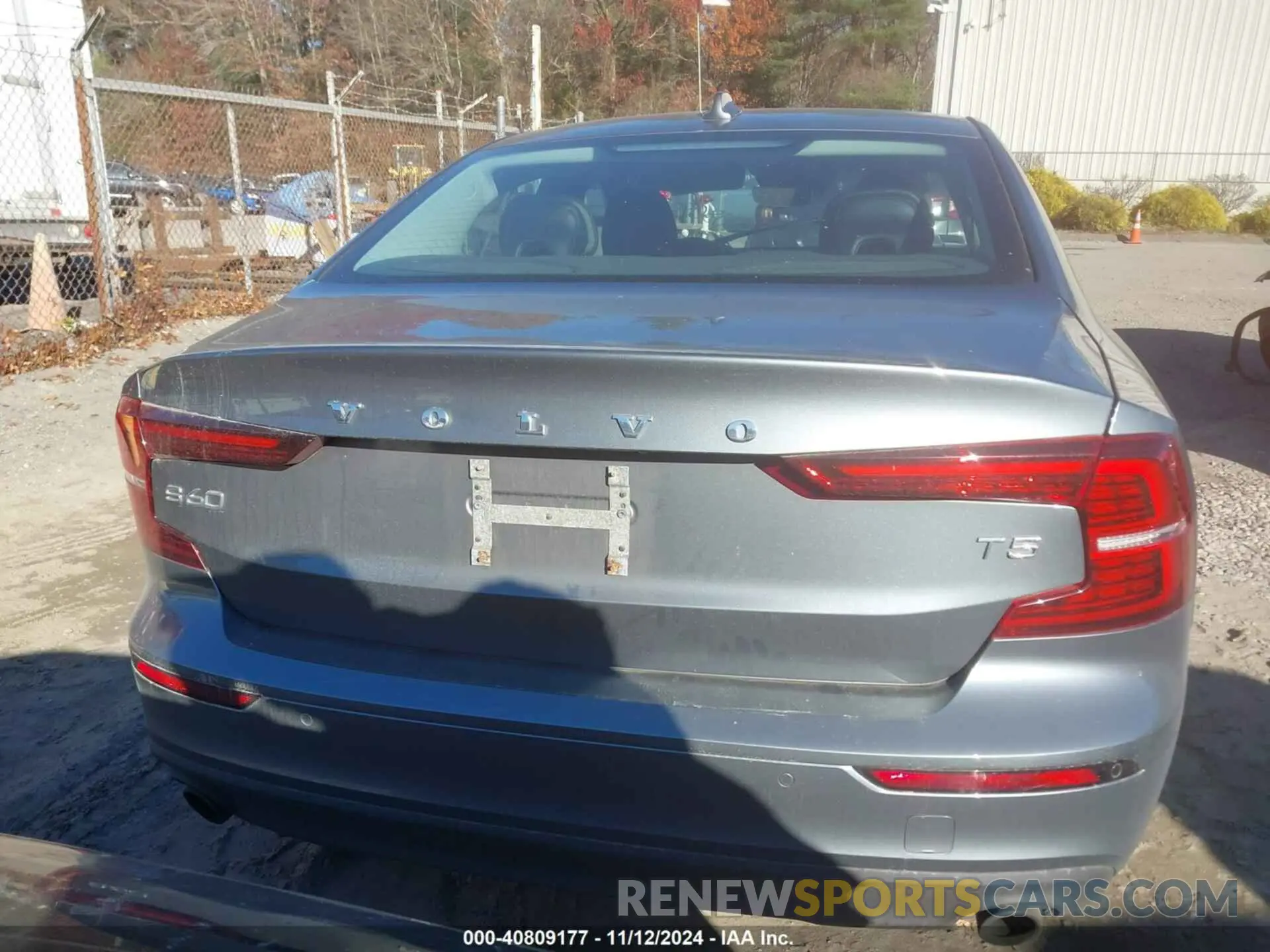 16 Photograph of a damaged car 7JR102FK7KG002591 VOLVO S60 2019