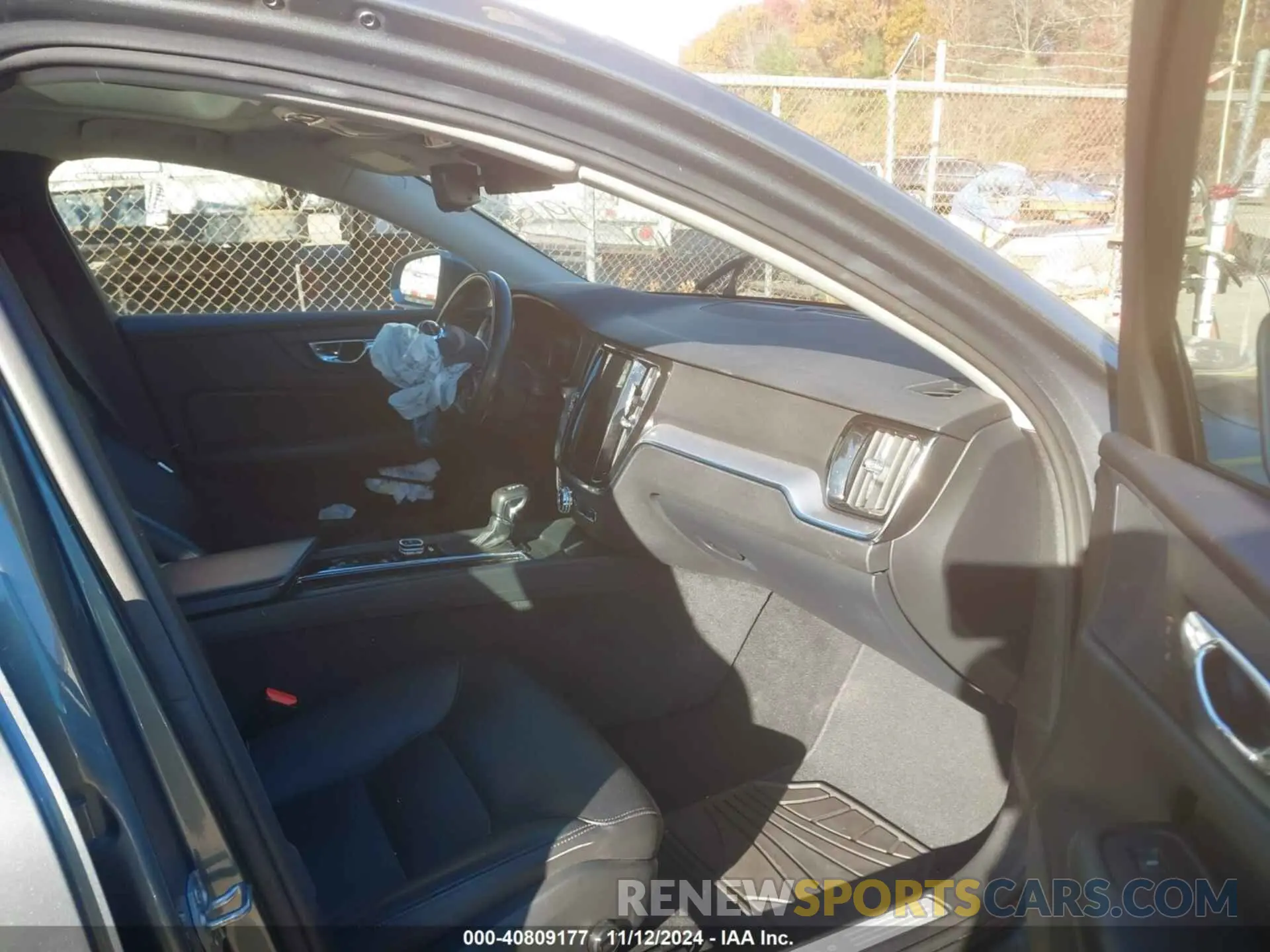 5 Photograph of a damaged car 7JR102FK7KG002591 VOLVO S60 2019