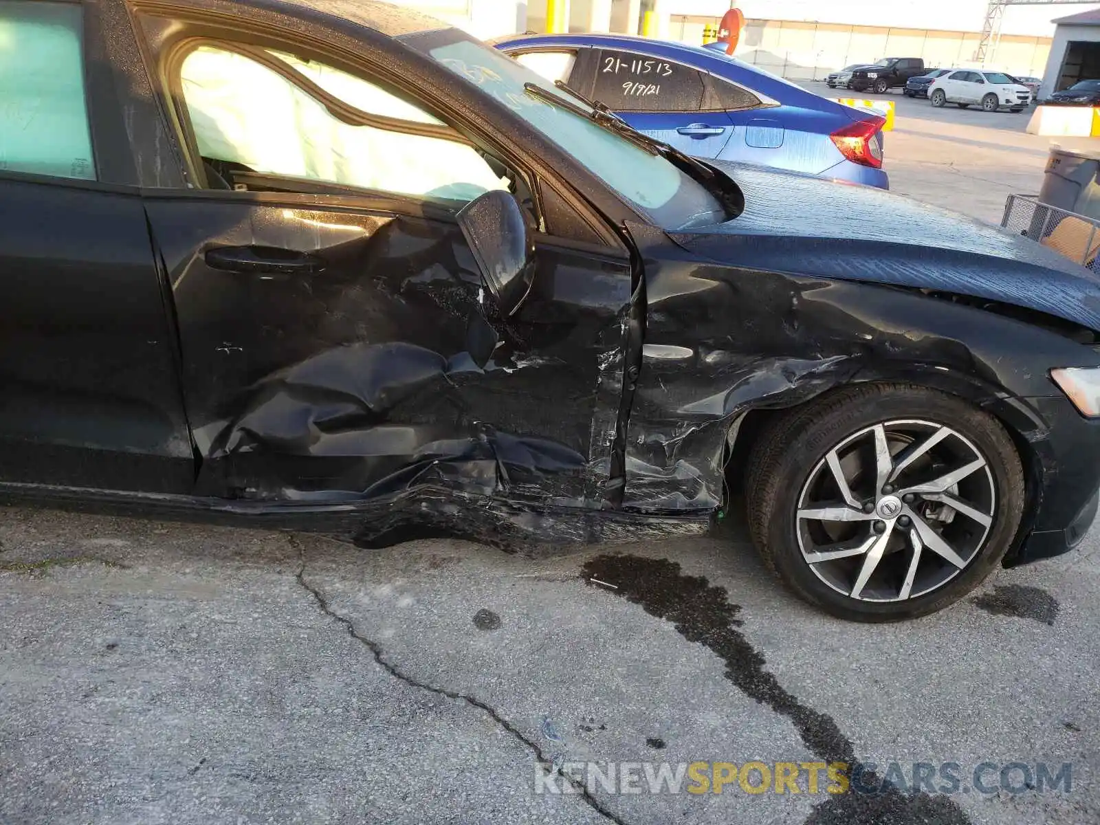 9 Photograph of a damaged car 7JR102FK9KG016833 VOLVO S60 2019