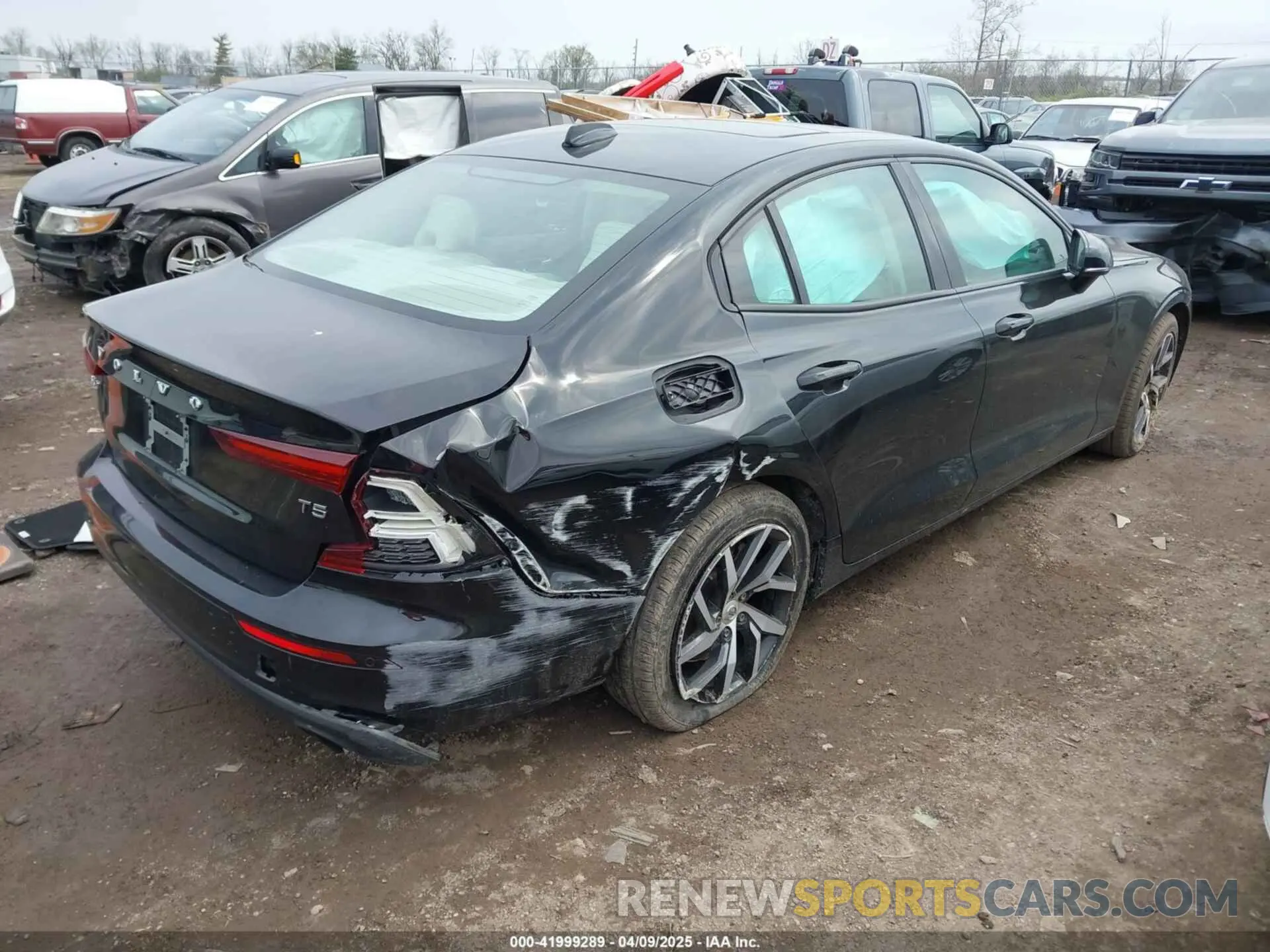 4 Photograph of a damaged car 7JR102FKXKG009468 VOLVO S60 2019