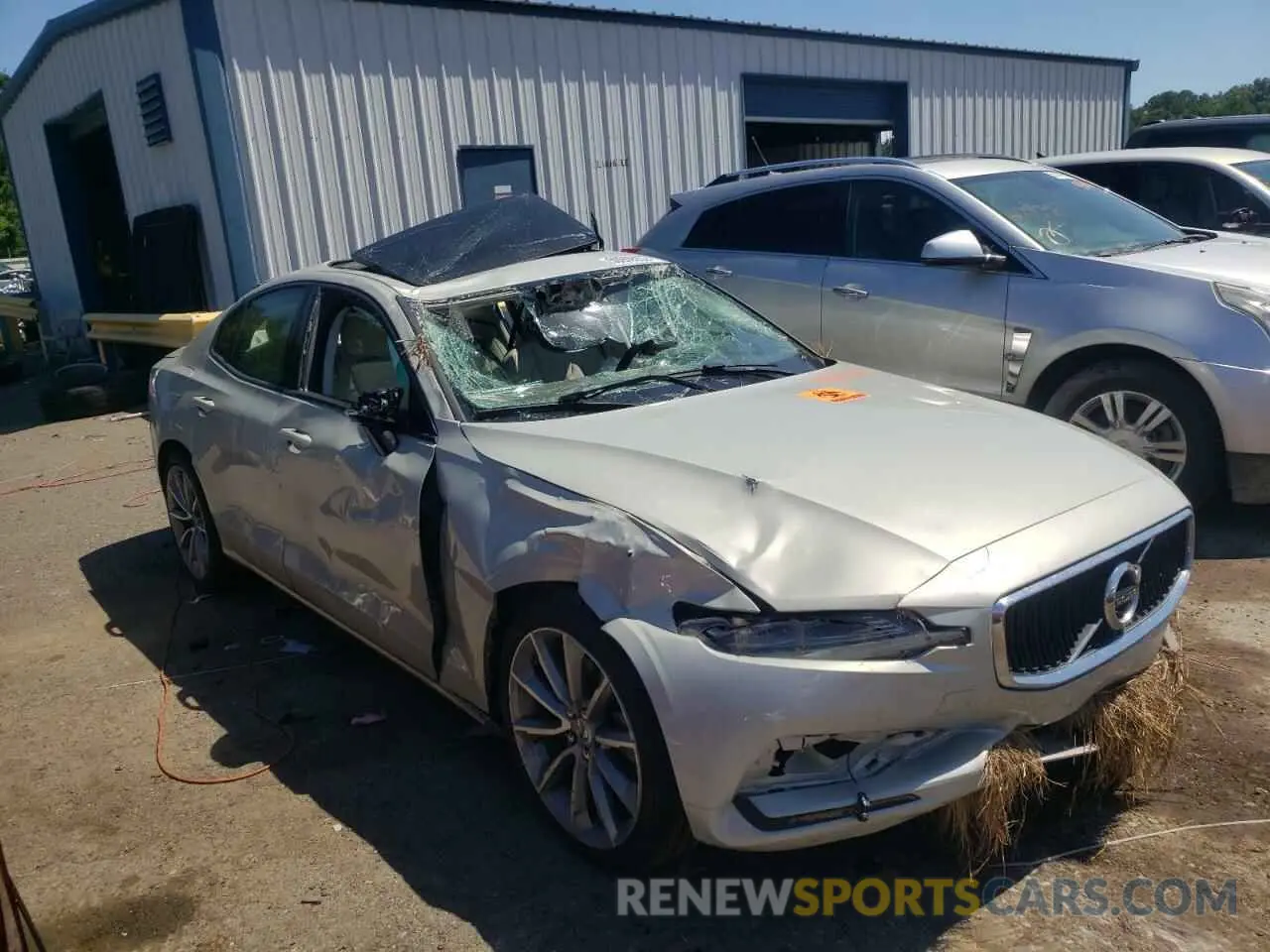 1 Photograph of a damaged car 7JR102FKXKG016260 VOLVO S60 2019