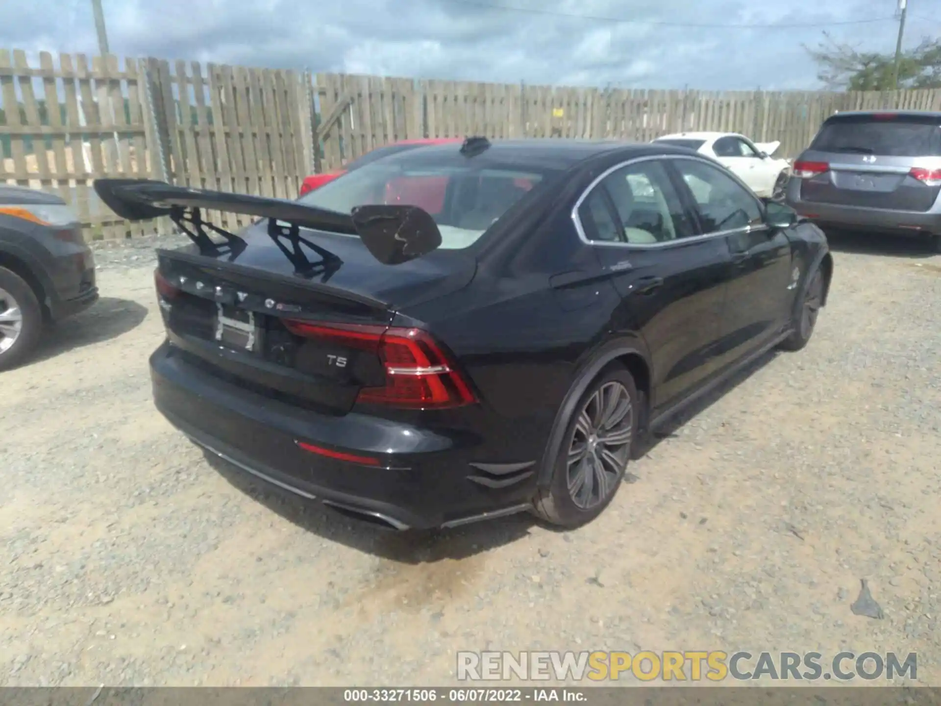 4 Photograph of a damaged car 7JR102FL2KG017931 VOLVO S60 2019