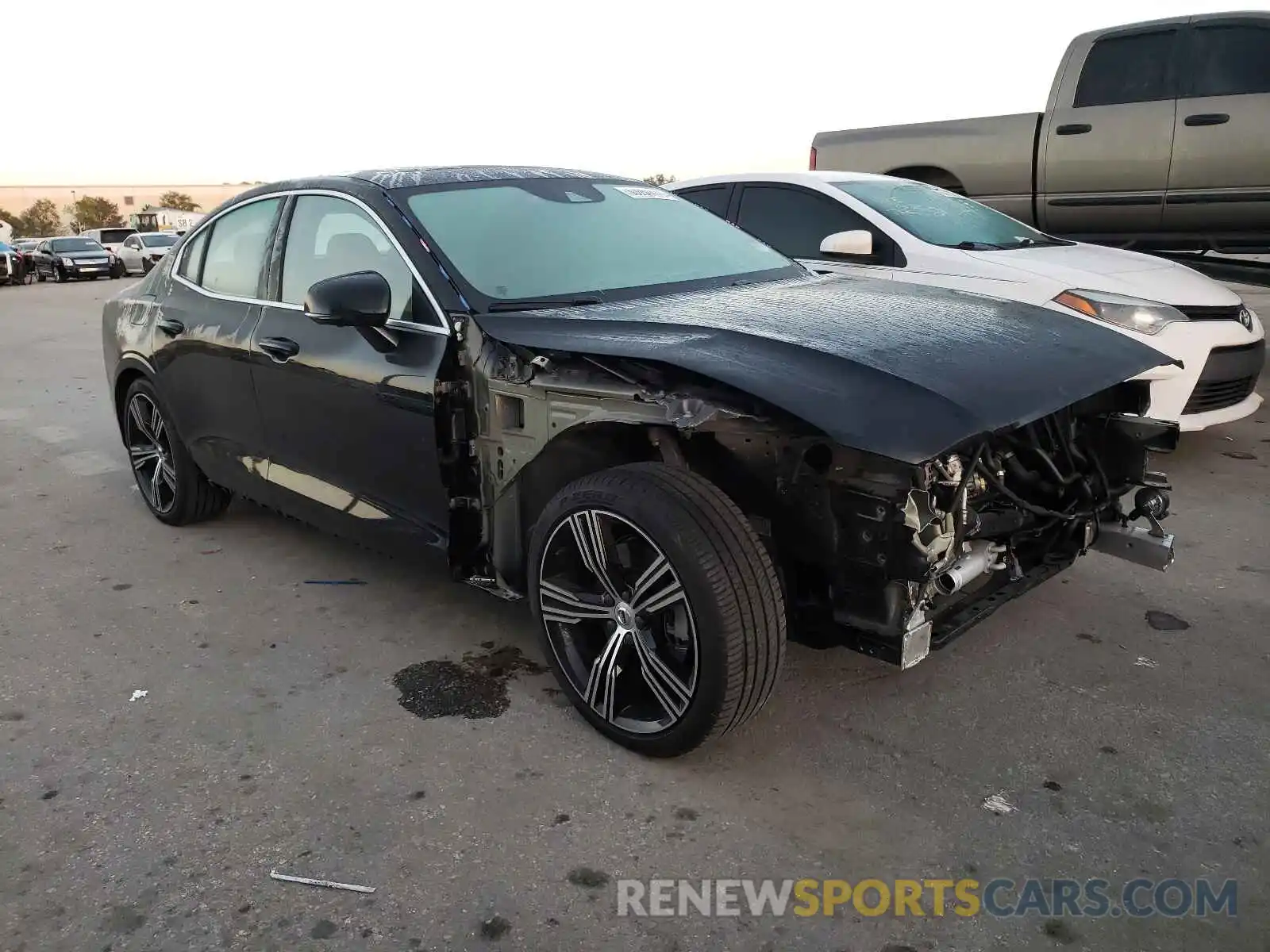 1 Photograph of a damaged car 7JR102FL3KG004282 VOLVO S60 2019