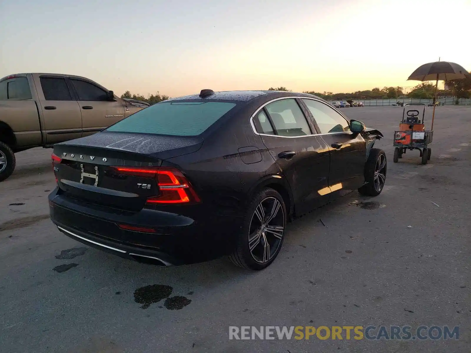 4 Photograph of a damaged car 7JR102FL3KG004282 VOLVO S60 2019