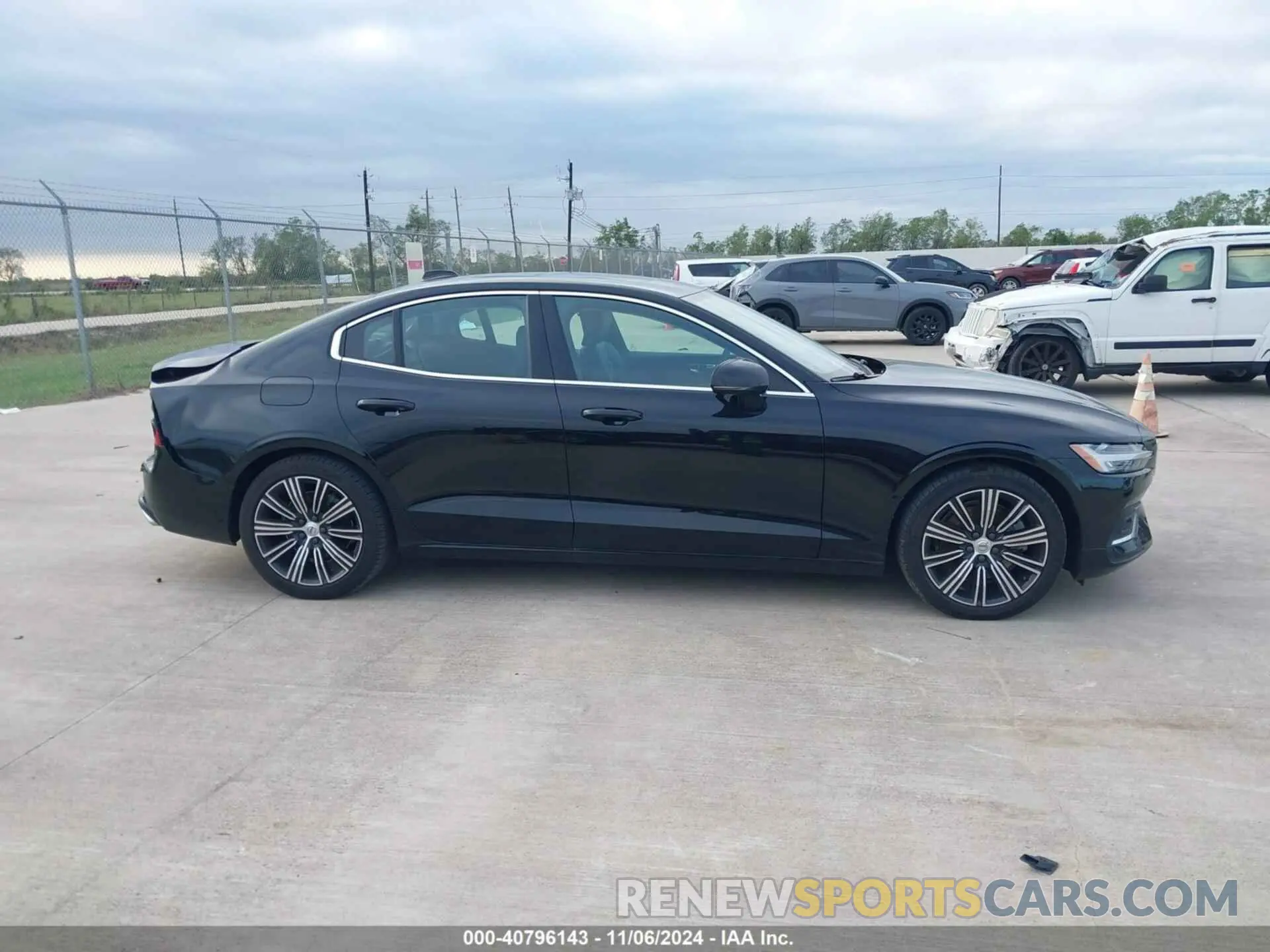 13 Photograph of a damaged car 7JR102FL4KG002119 VOLVO S60 2019