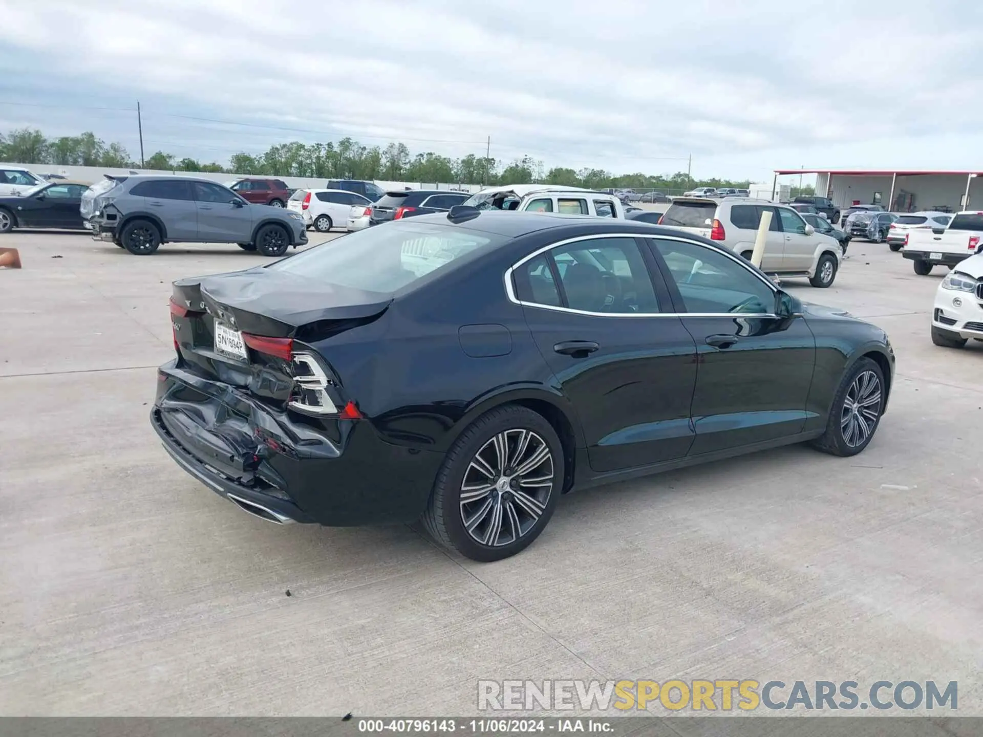 4 Photograph of a damaged car 7JR102FL4KG002119 VOLVO S60 2019